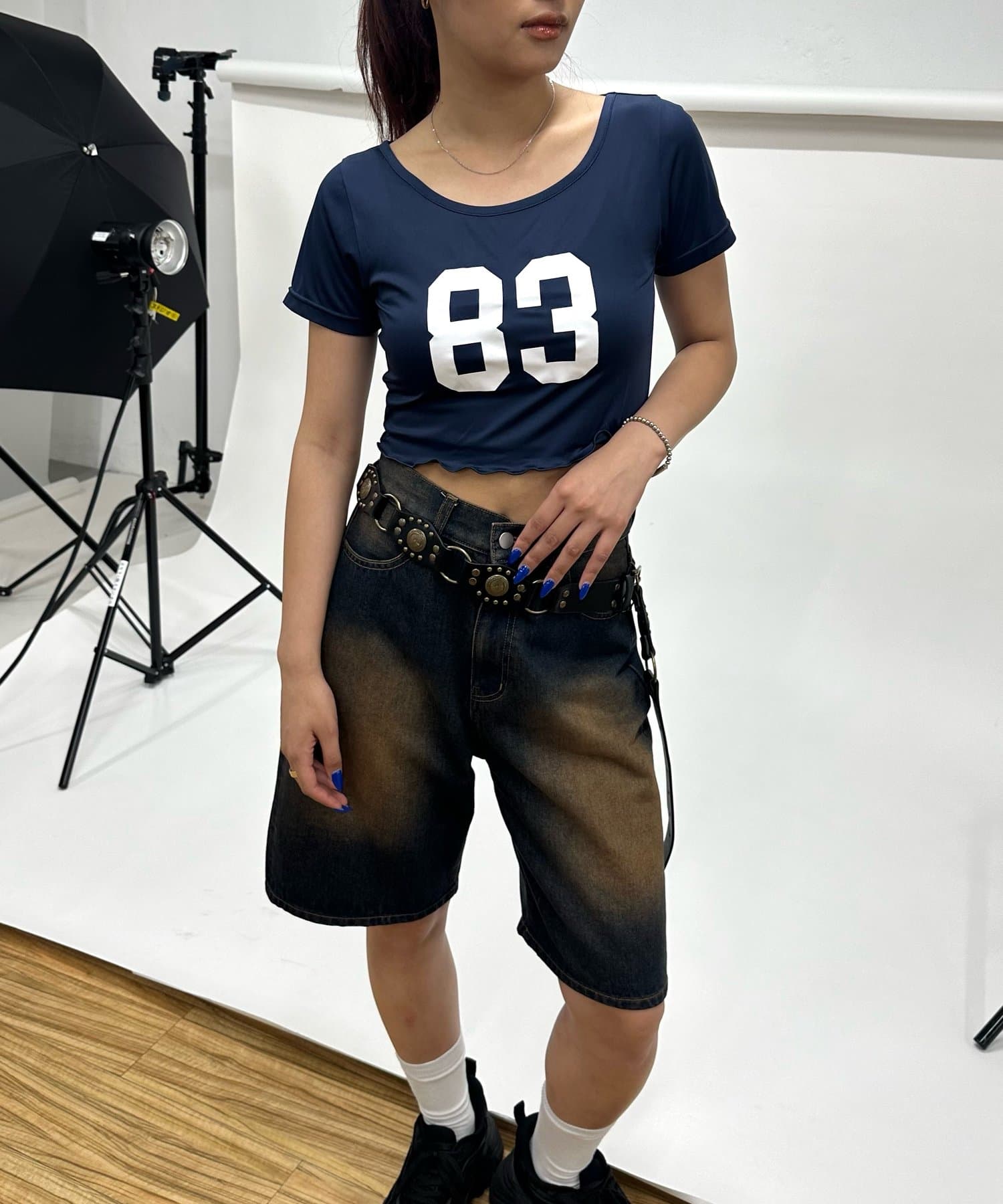 今季トレンドのスポーツミックススタイル。■design・フロントの"83"の数字のプリントがスポーティー感を演出。・ショート丈でハイウエストのパンツやワイドデニムと相性抜群。 バラ