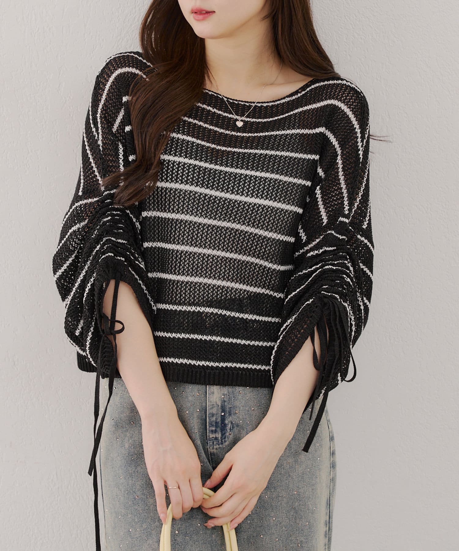 【2025SS ANOTHER BRANCH OLIVE des OLIVE】■Point・ラメ感が特徴のメッシュトップス。・大き目な編地なので程よい肌見せが叶います。■Styling・裾のドロストで