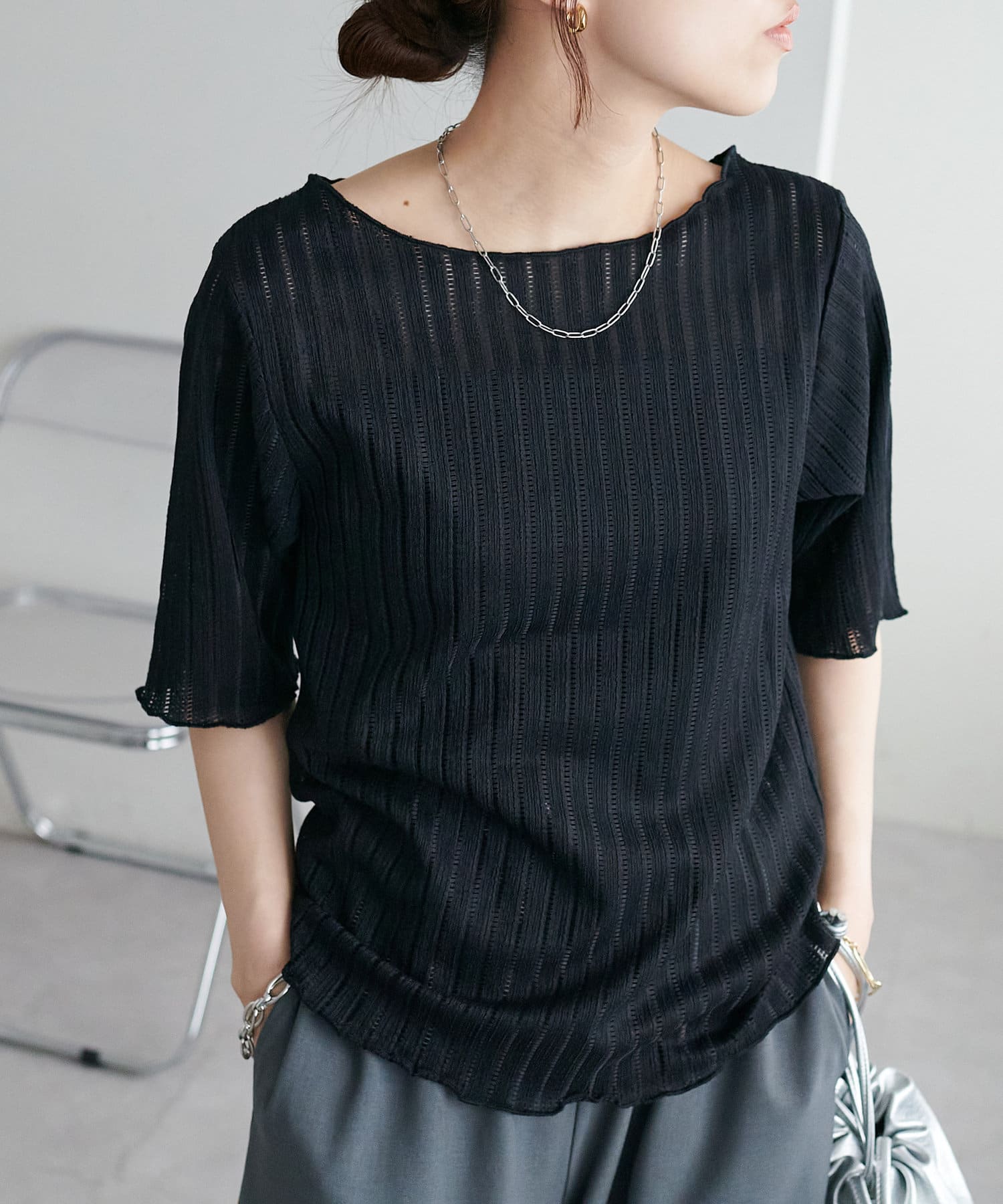 DISCOAT ONLINE LIMITED ITEM繊細な透け感と女性らしいシルエットが魅力●デザイン縦の透かし模様が上品で、着るだけで自然な抜け感と清涼感を演出します。裾や袖口をメローデザインにす