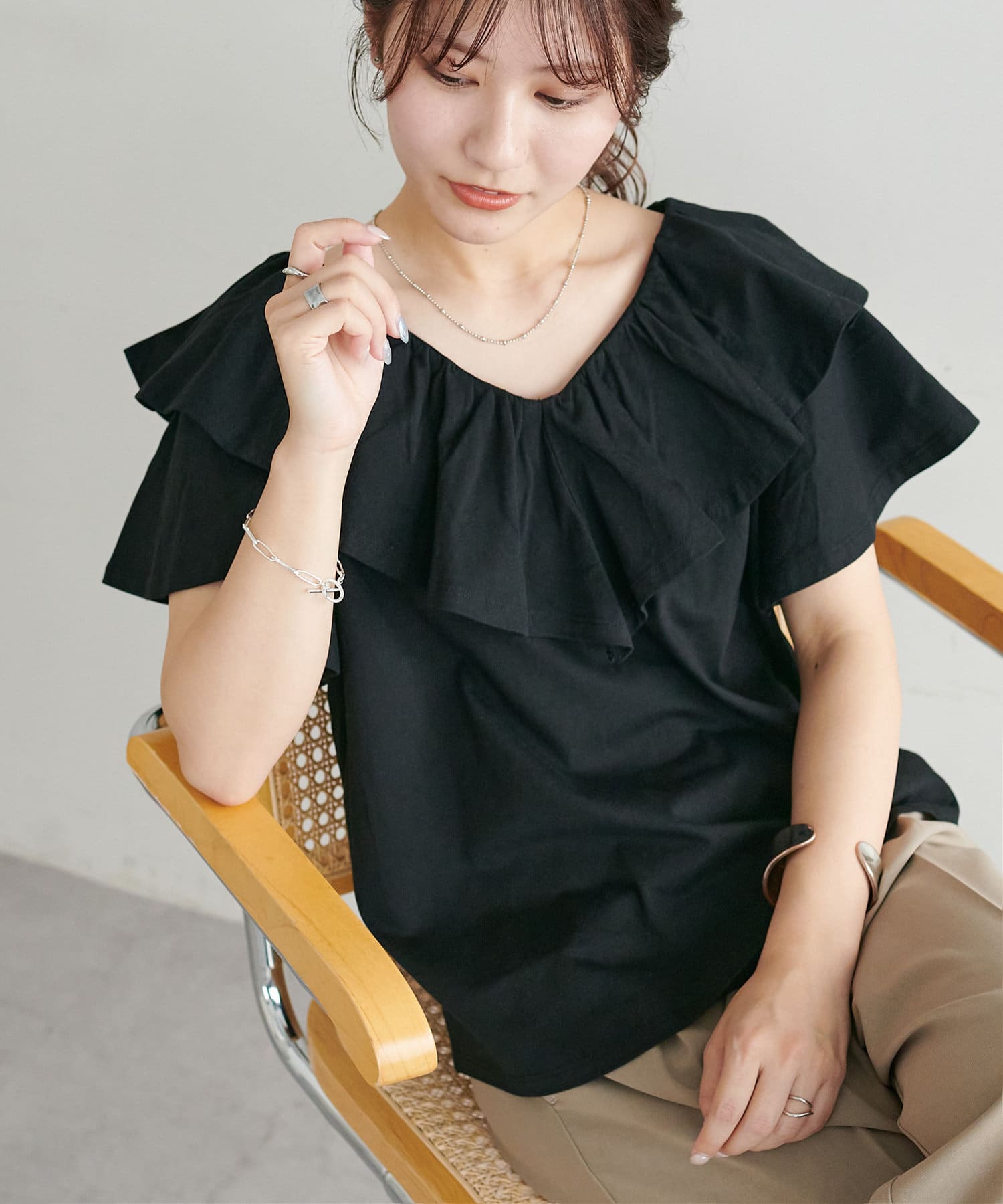 DISCOAT ONLINE LIMITED ITEM顔まわりを華やかに彩る、大ぶりのラッフルが魅力●デザイン程よいボリューム感のあるフレアディテールが、シンプルながらも華やかな印象を与え、1枚でスタ