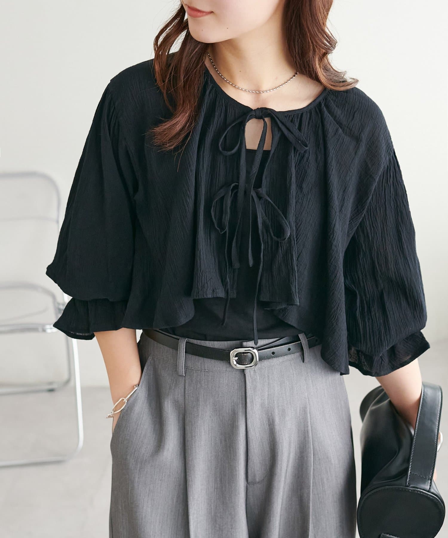 DISCOAT ONLINE LIMITED ITEMふんわりとしたシルエットが女性らしさをプラス●デザインフロントには細めのリボンを施し、ガーリーすぎず、抜け感のあるフェミニンなボレロ。肩周りや袖口
