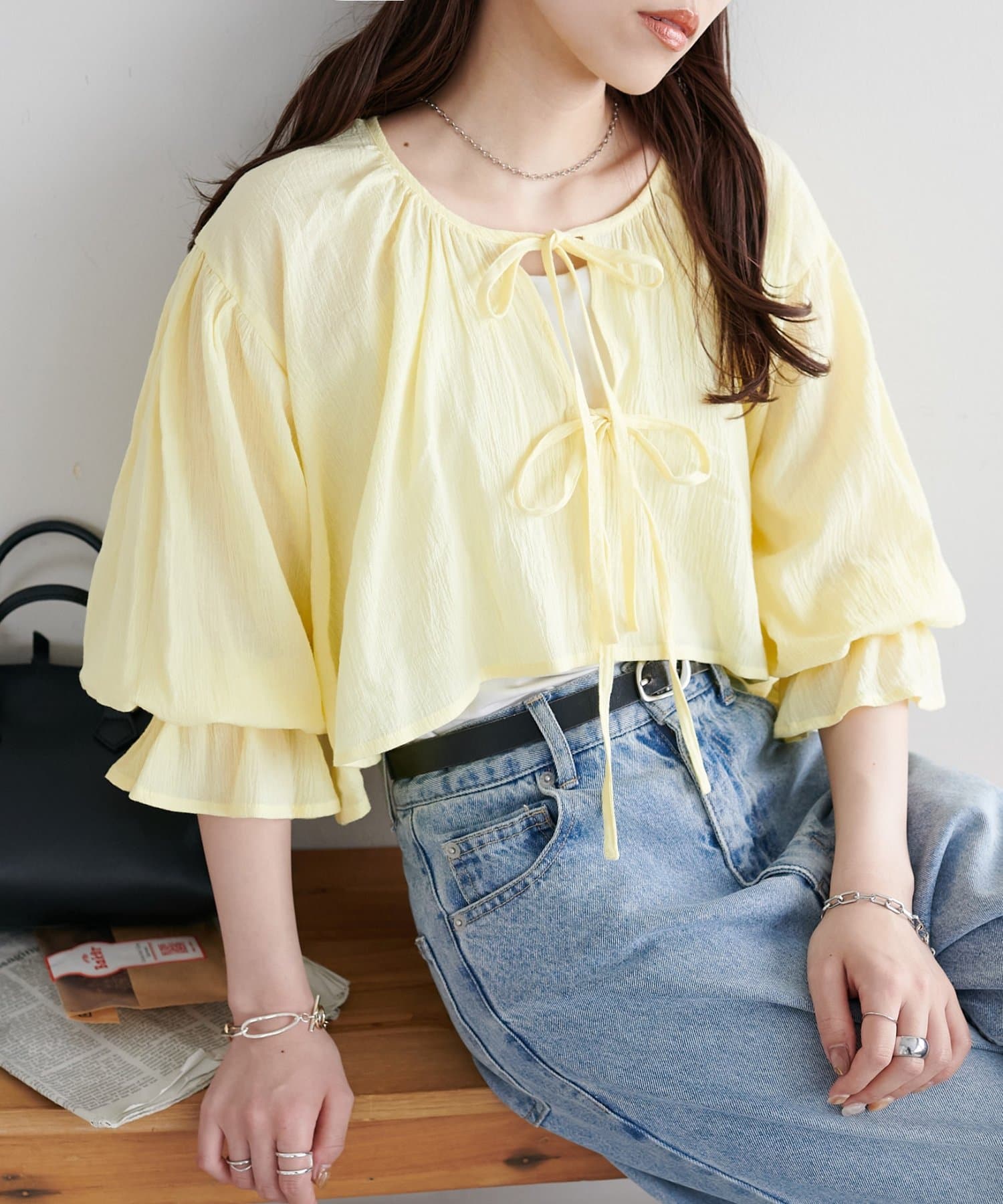 DISCOAT ONLINE LIMITED ITEMふんわりとしたシルエットが女性らしさをプラス●デザインフロントには細めのリボンを施し、ガーリーすぎず、抜け感のあるフェミニンなボレロ。肩周りや袖口