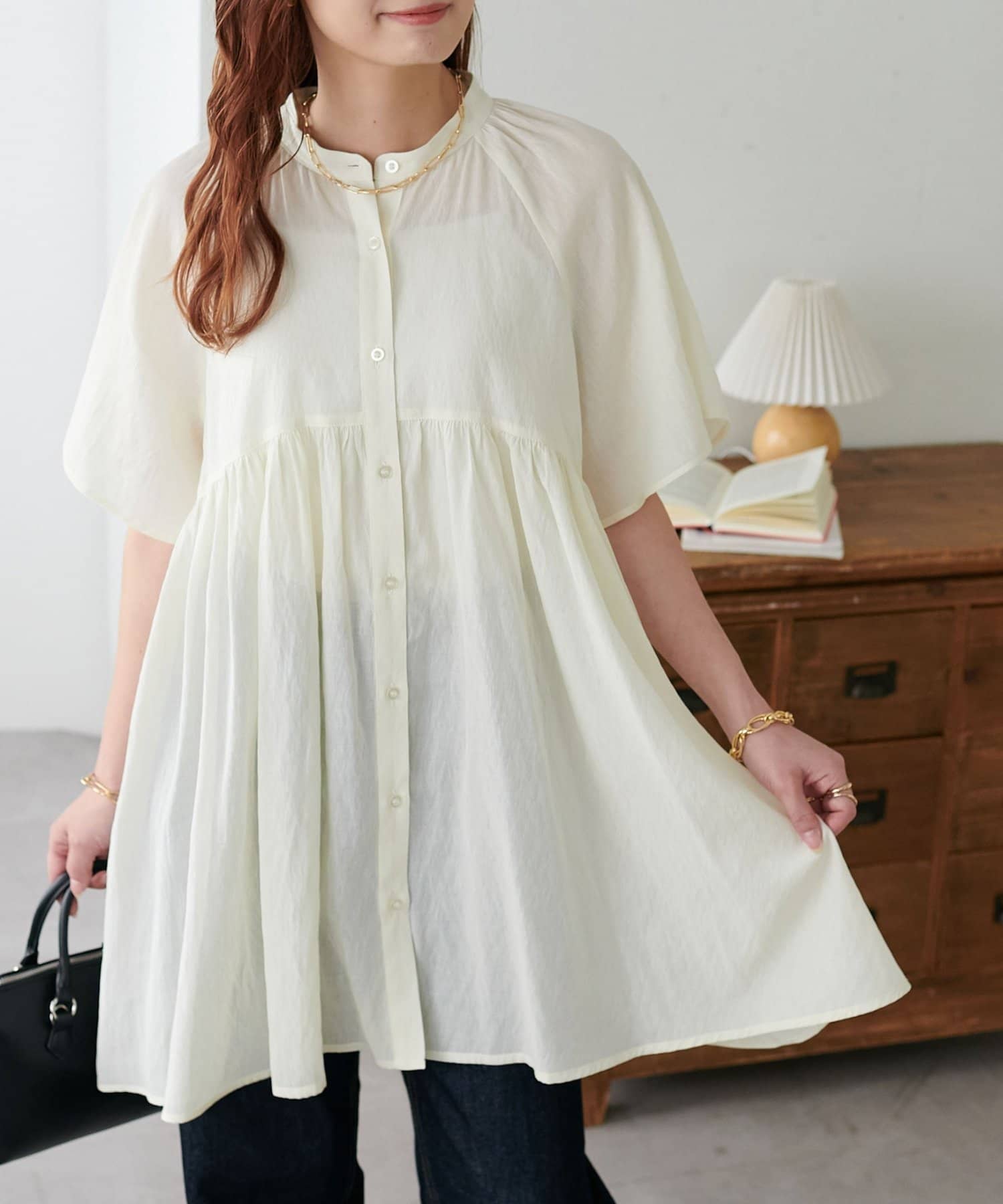 DISCOAT ONLINE LIMITED ITEMゆるっと軽やか、大人可愛い夏ブラウス♪●デザイン分量たっぷりのギャザーで、ふんわり広がるフレアシルエットが魅力のチュニックブラウス。フロントのボタ