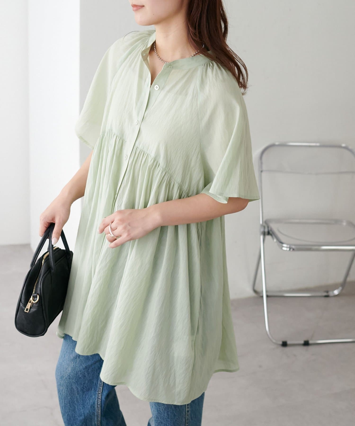 DISCOAT ONLINE LIMITED ITEMゆるっと軽やか、大人可愛い夏ブラウス♪●デザイン分量たっぷりのギャザーで、ふんわり広がるフレアシルエットが魅力のチュニックブラウス。フロントのボタ