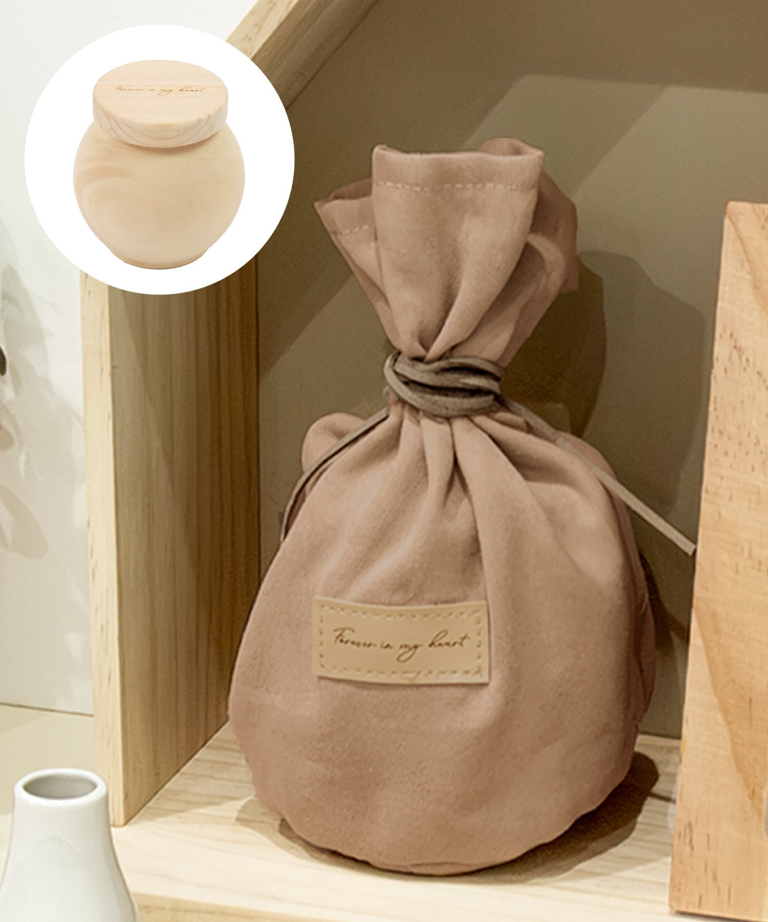 ●大切なペットのご遺骨を丁寧におさめられます。●蓋つきの骨つぼに保管しておくことで湿気や外気によるご遺骨の劣化を防ぎます。●また、カバーがあることでお花や写真と合わせて飾りやすくなります。■仕様■セッ