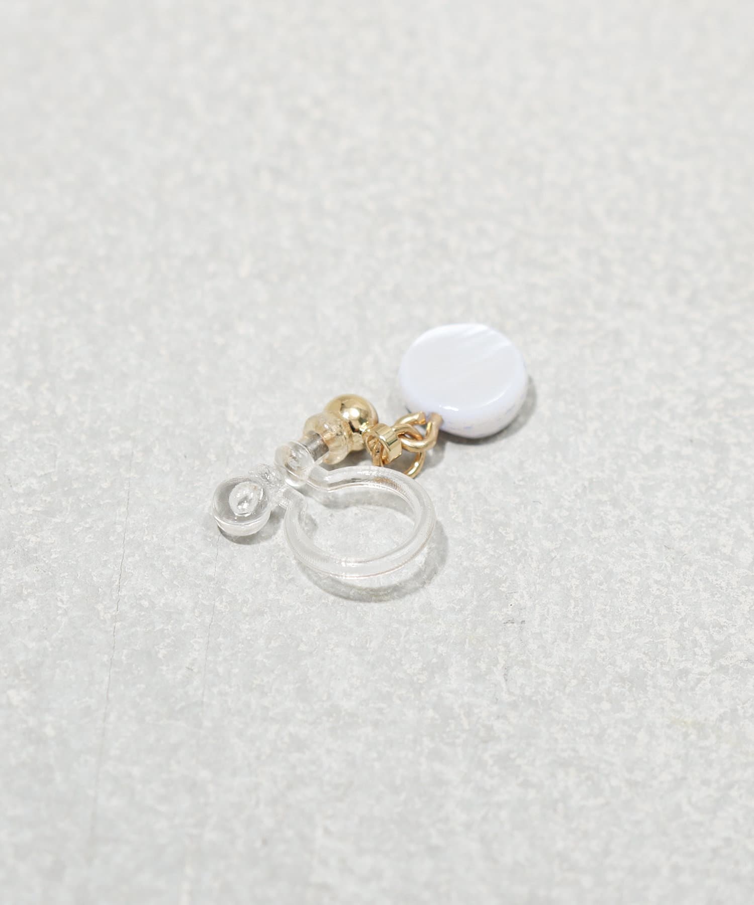 3COINS(スリーコインズ) ラウンドサガリ樹脂イヤリング