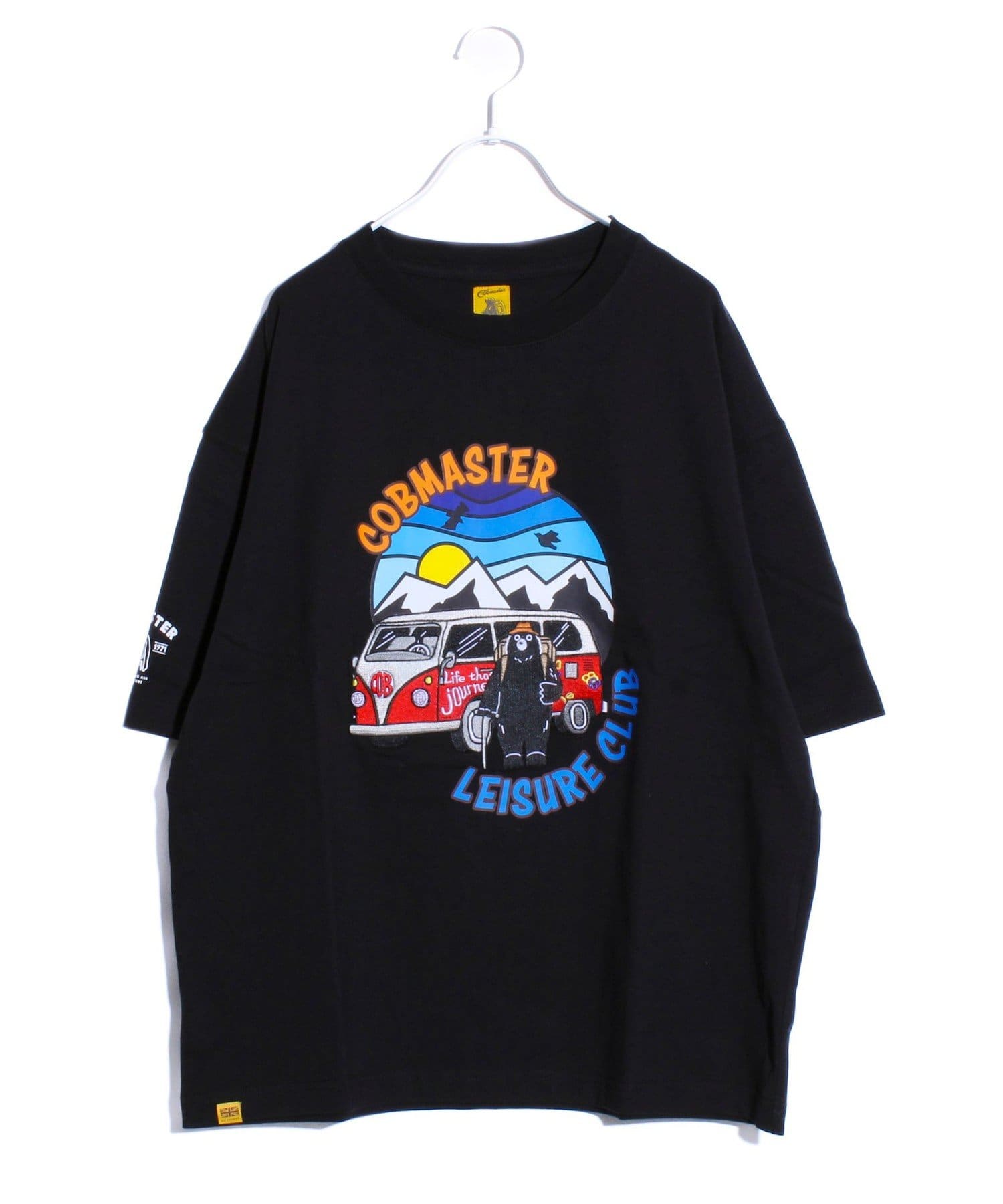 コブマスターのフロントプリントTシャツ。ベアーとバスは刺繍仕様になっております。フェス仕様のベアーがかわいい1枚。右袖のロゴプリントもアクセントに。吸水速乾素材で暑い夏も快適に過ごせます。【COBMA