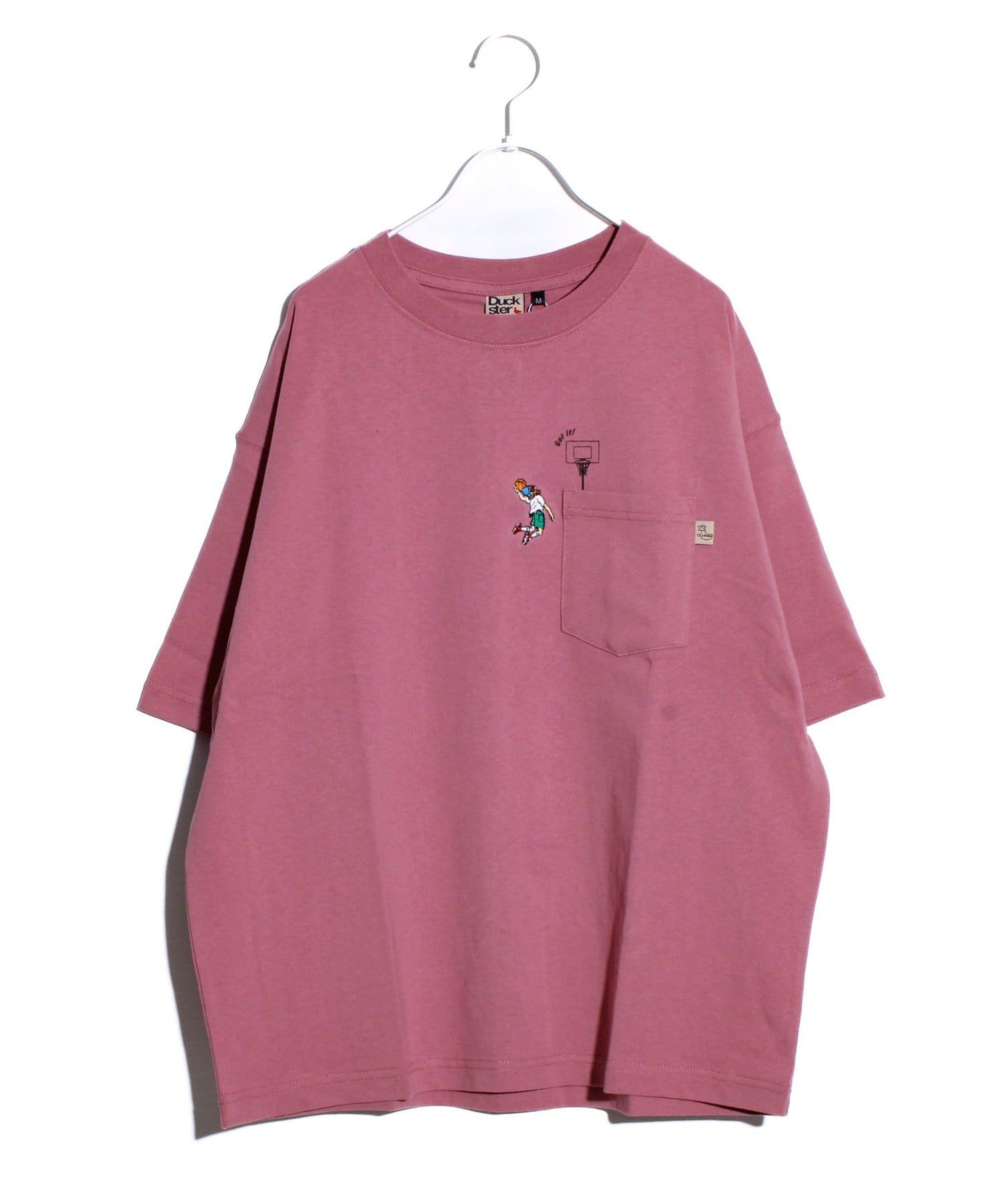 おじさんがダンクするその瞬間を胸ポケ部分に入れたＴシャツ・さりげなくも新しいユニークなデザインのポケＴ・おじさん部分は刺繍仕様・夏に嬉しい吸水速乾素材を採用・シンプルで使いやすいデザインなので、コーデ