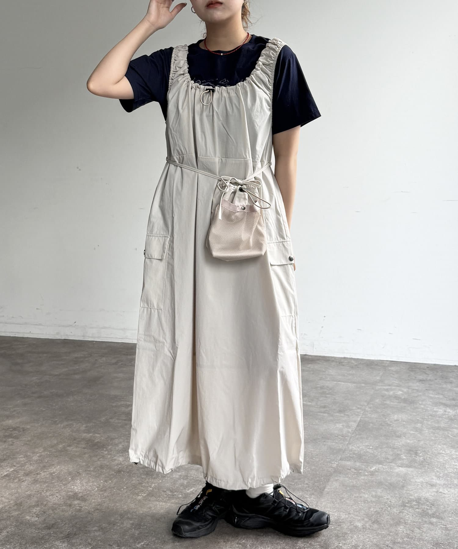ミニショルダーに収納可能！フェス女子に向けたストレッチナイロンのワンピースアクティブ女子必見！フェスやアウトドアにぴったりのナイロンストレッチワンピースが登場！軽くて動きやすいストレッチナイロン、腰に