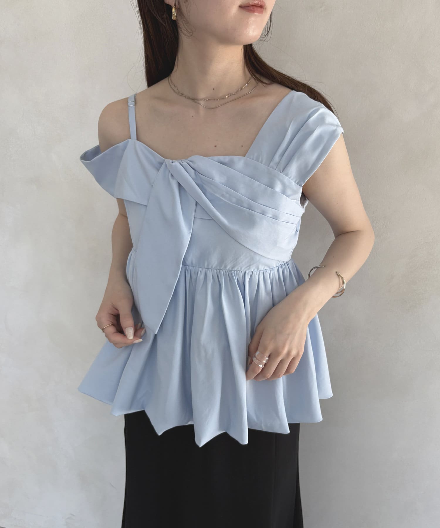 【新品タグ付き】Thevon. アシメノースリバルーンブラウス ブラック セール】アシメノースリバルーンブラウス（シャツ/ブラウス