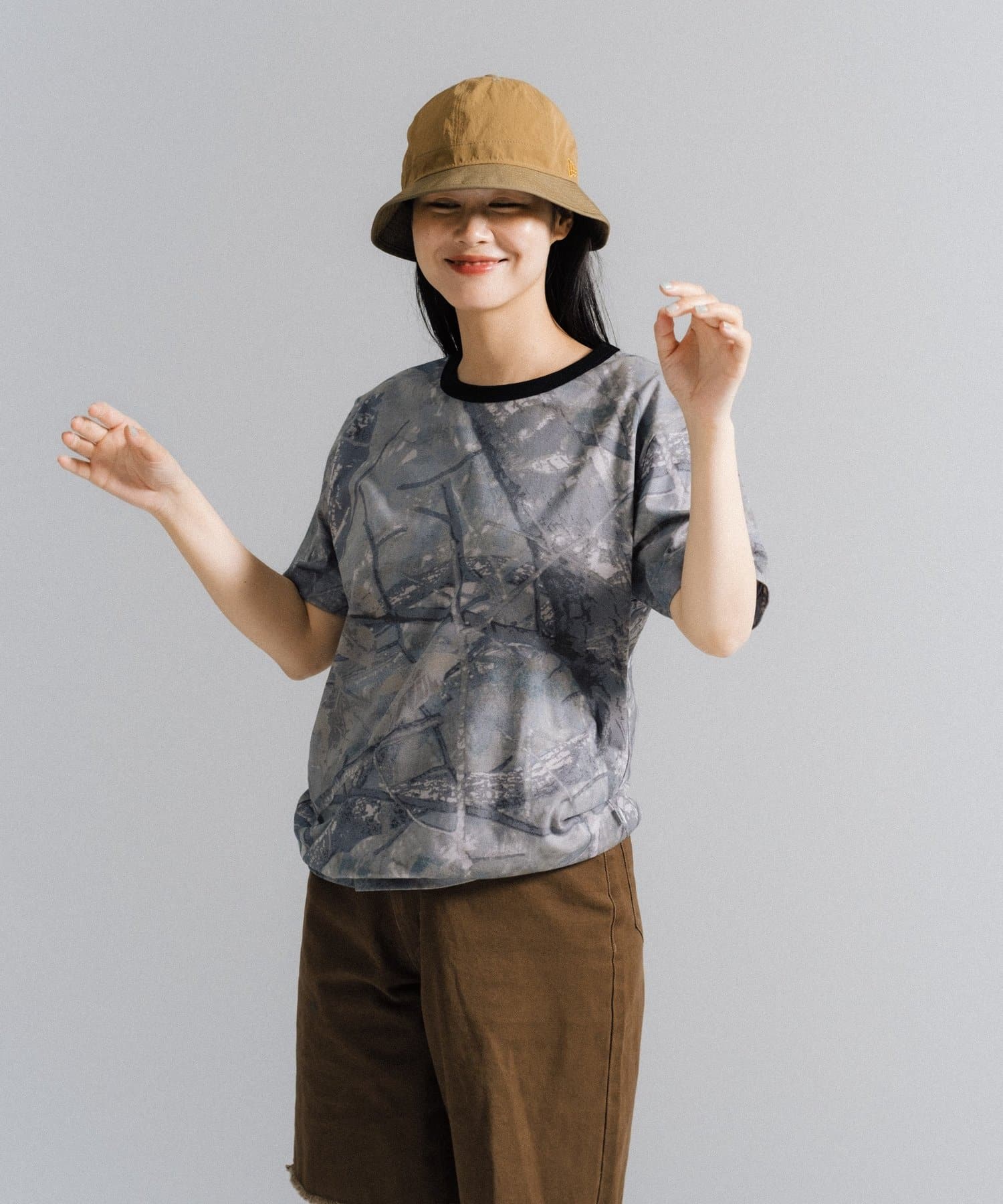 【UNISEX】CAMOUFLAGE T-SHIRT■デザイン木の葉や幹 樹皮などを模したツリーカモ柄のオリジナルTシャツ。カラーや柄のトーンを落ち着かせた風合いを楽しめます。夏にぴったりな柄のTシャ