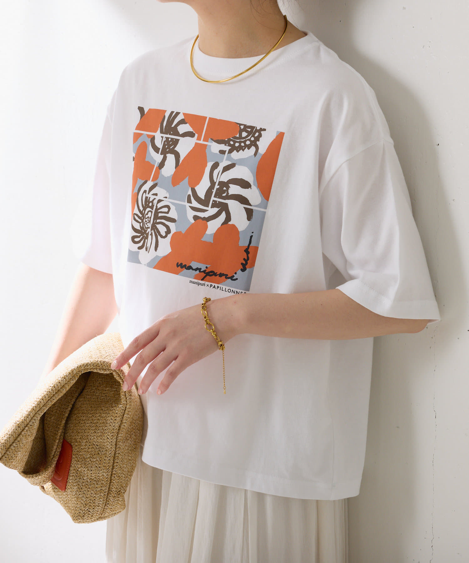 manipuriとコラージュの初めてのコラボ企画！！【POINT】・気軽に着やすいTシャツですが、華やかなプリントで1枚でコーデが決まります。前面プリントなのでジャケットやカーディガンの中に着てもポイ