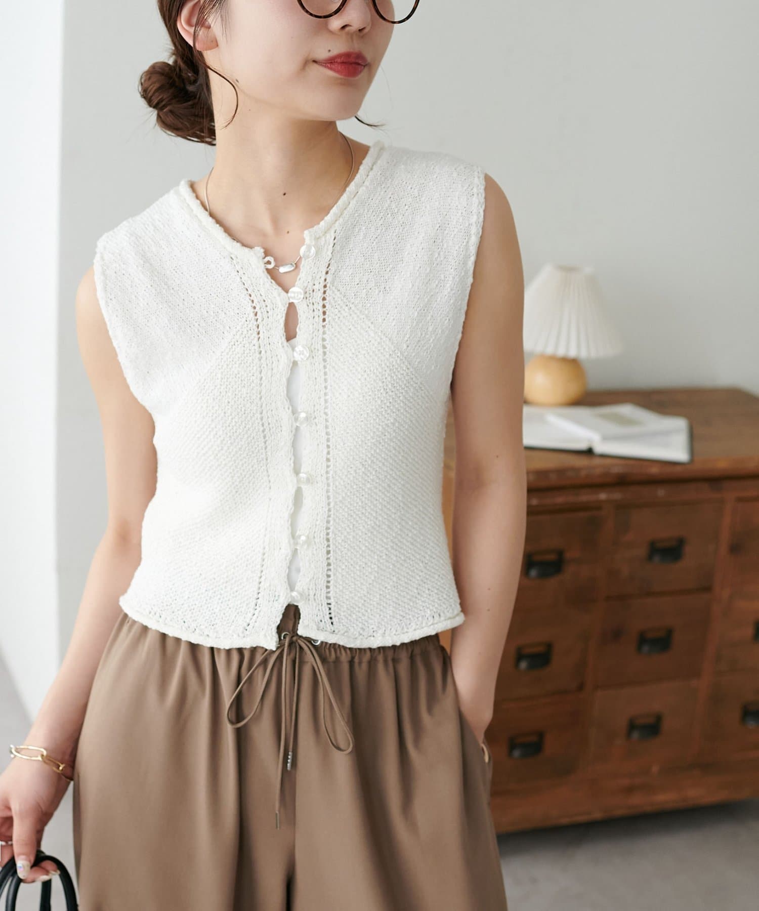 新品タグ付き　OUR洗えるボタンベスト 変形ブロンズボタンニットベスト【洗濯機洗い可