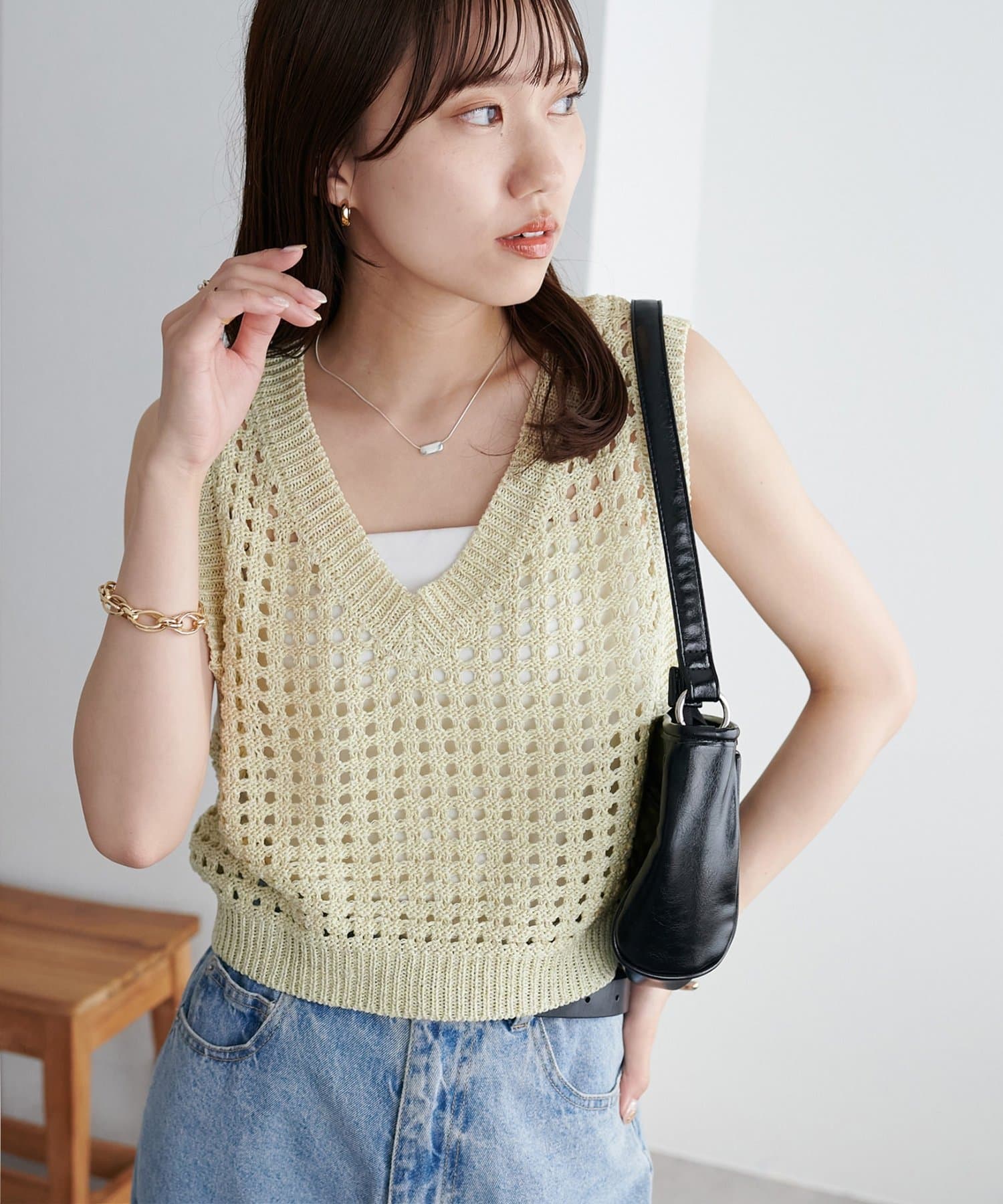 DISCOAT ONLINE LIMITED ITEMラフに着こなす、大人の抜け感ベスト●デザイン透かし編みが涼しげで、重たく見えないニットベスト。Vネックと短めの着丈がすっきりとした印象を与え、イン