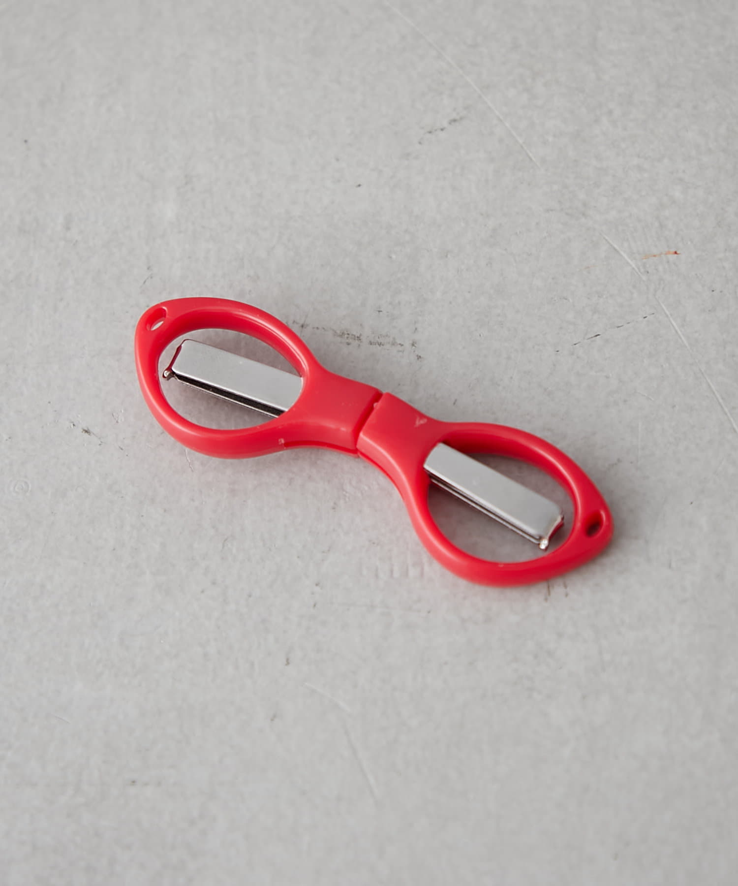 BIRTHDAY BAR(バースデイバー) 【Kikkerland】EMERGENCY SEWING KIT