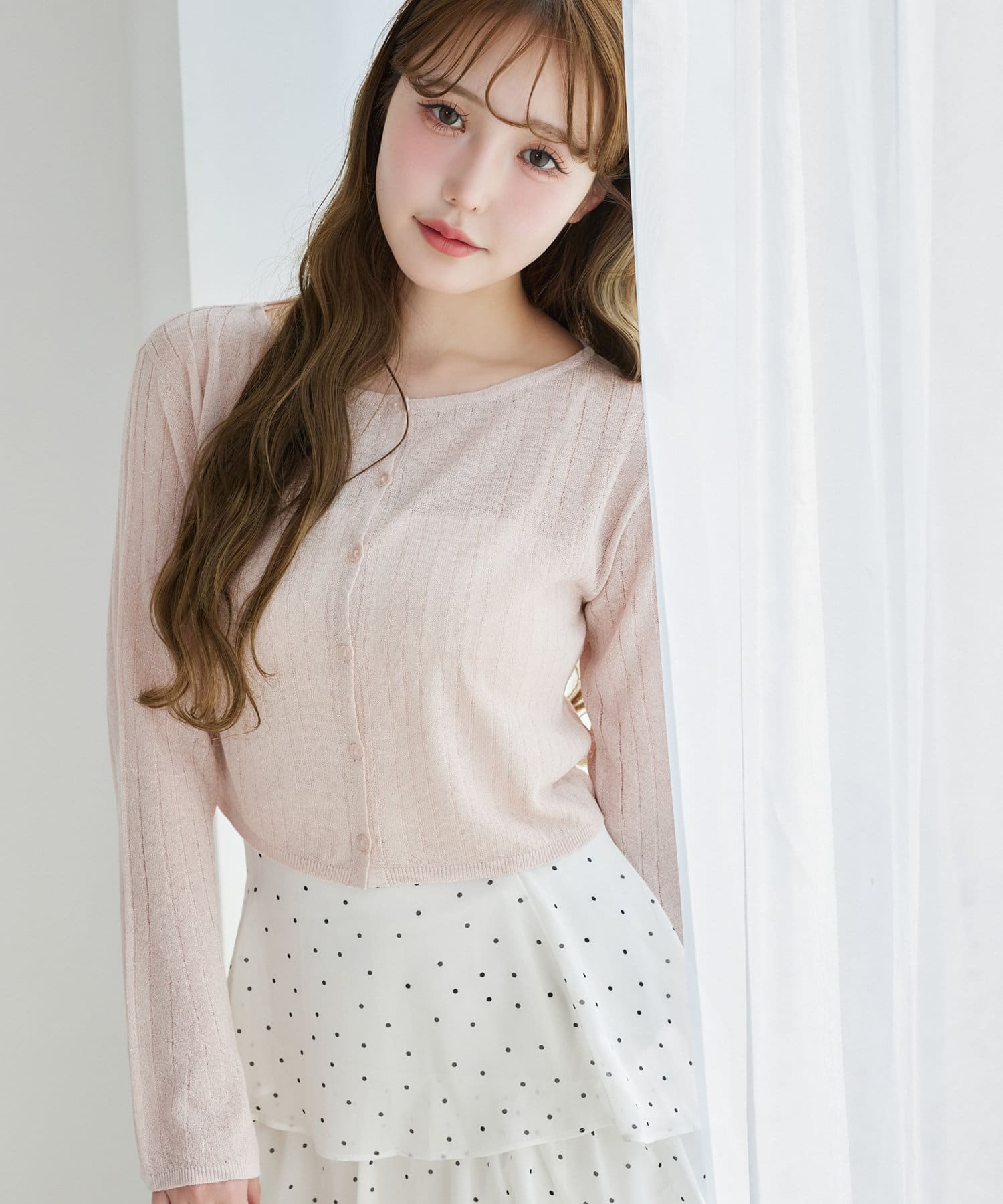 ~NICECLAUP 2025 Summer Collection~クリアボタンが可愛らしいシアー素材のカーディガン袖はベルスリーブになっているので華奢感を演出し、シアー素材で夏でも涼しく快適に着られ