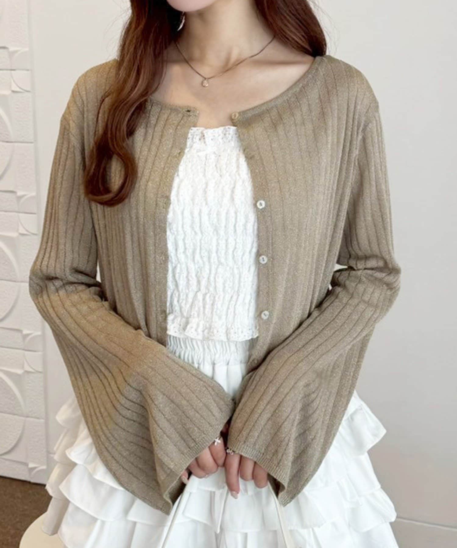 ~NICECLAUP 2025 Summer Collection~クリアボタンが可愛らしいシアー素材のカーディガン袖はベルスリーブになっているので華奢感を演出し、シアー素材で夏でも涼しく快適に着られ