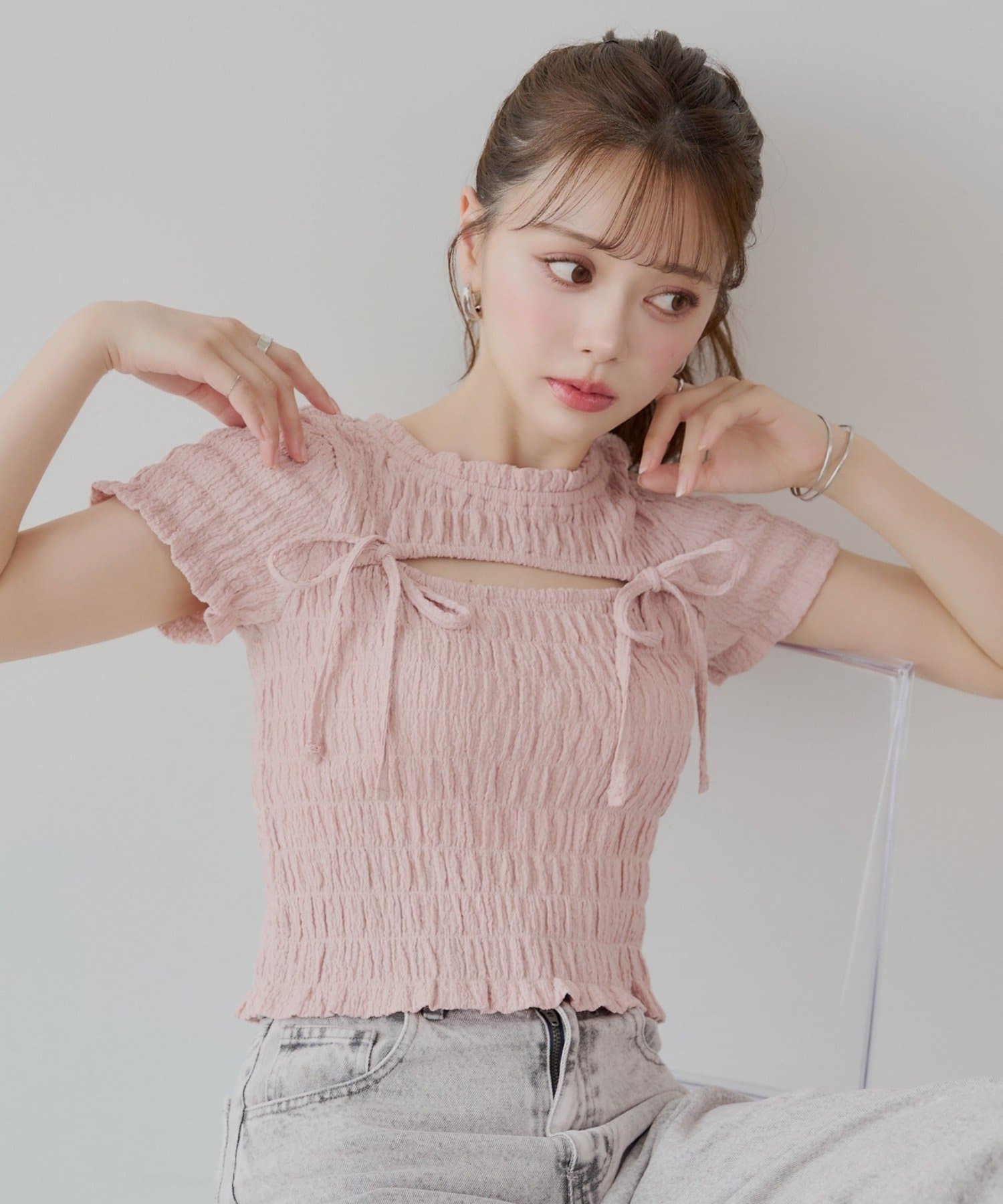 大人の女性らしい上品さを兼ね備えたトップス※こちらはトップスのみの商品でございます。スカートとのセットアイテムではございません。予めご了承くださいませ。▶商品ポイント・胸元のカッティングデザインが、さ