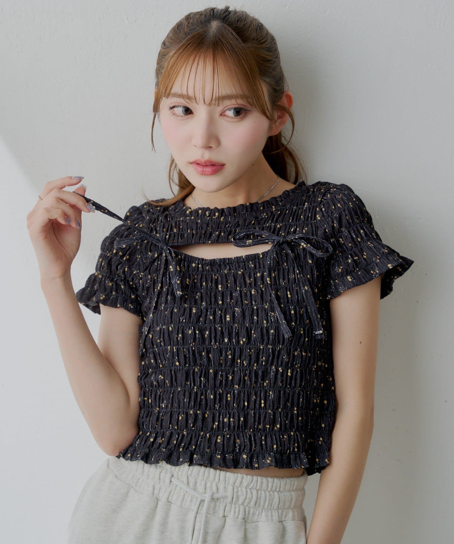 大人の女性らしい上品さを兼ね備えたトップス※こちらはトップスのみの商品でございます。スカートとのセットアイテムではございません。予めご了承くださいませ。▶商品ポイント・胸元のカッティングデザインが、さ