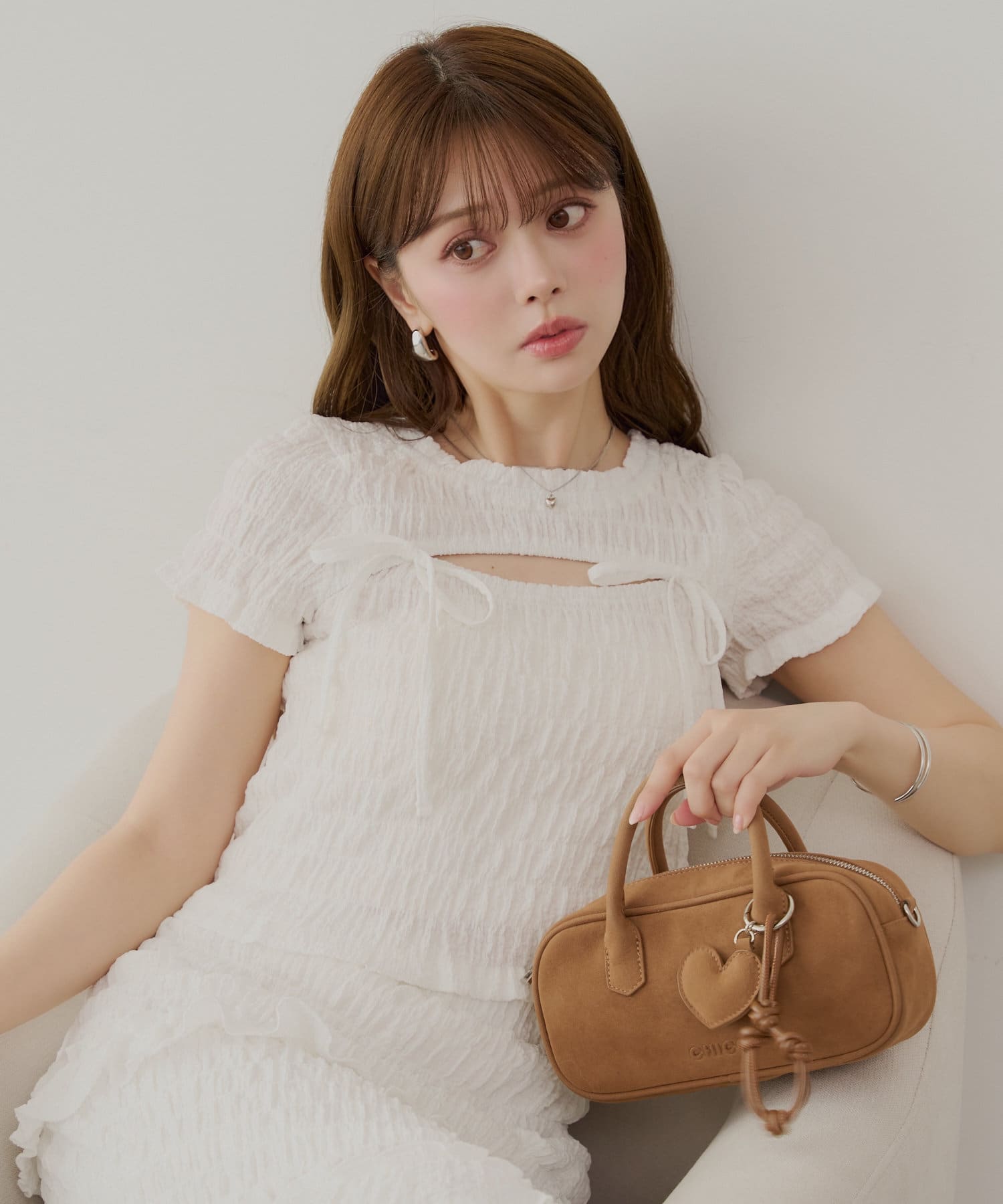 大人の女性らしい上品さを兼ね備えたトップス※こちらはトップスのみの商品でございます。スカートとのセットアイテムではございません。予めご了承くださいませ。▶商品ポイント・胸元のカッティングデザインが、さ