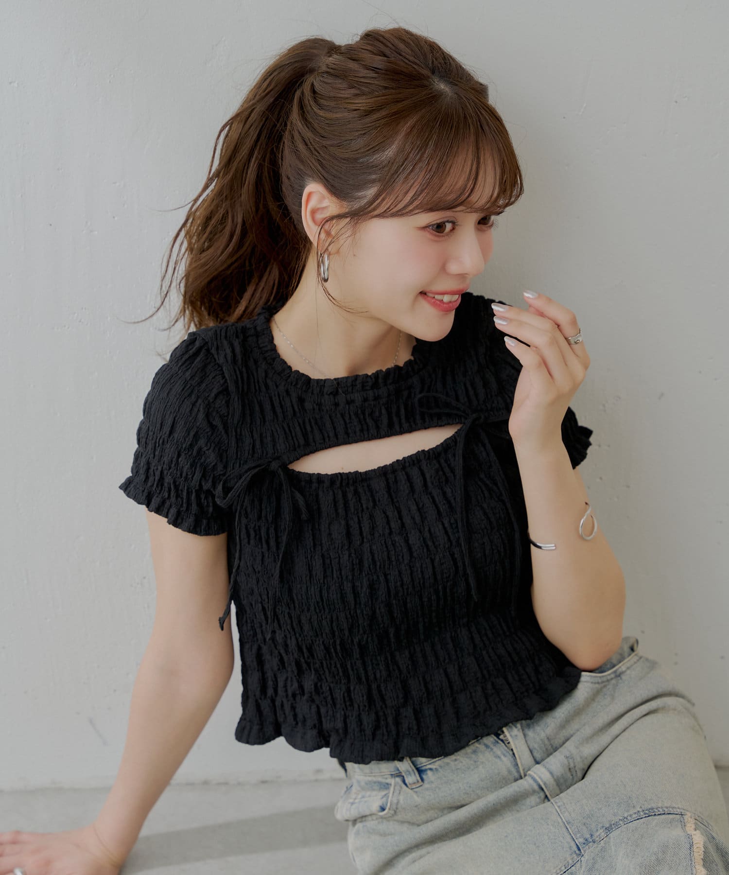 大人の女性らしい上品さを兼ね備えたトップス※こちらはトップスのみの商品でございます。スカートとのセットアイテムではございません。予めご了承くださいませ。▶商品ポイント・胸元のカッティングデザインが、さ
