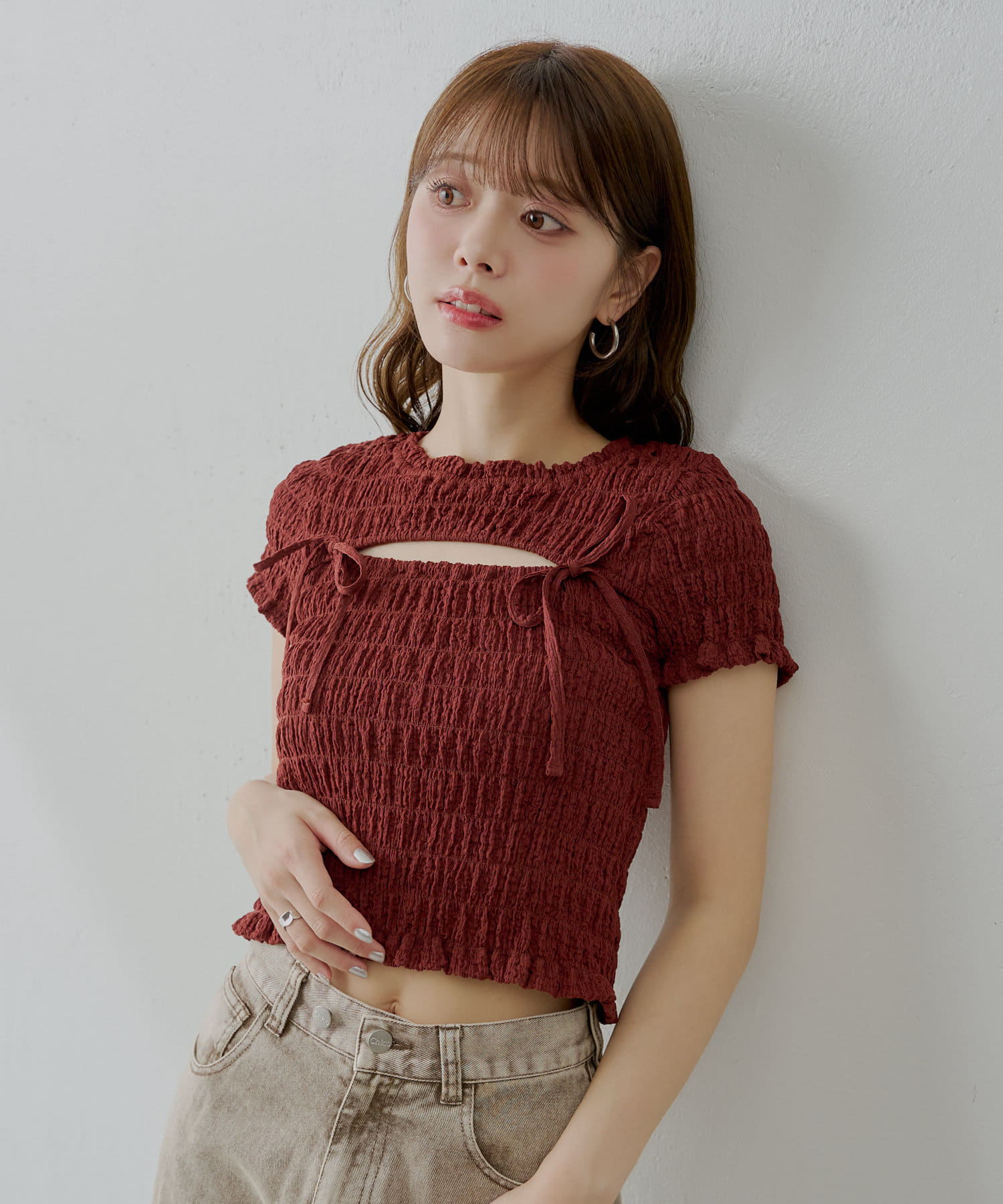 大人の女性らしい上品さを兼ね備えたトップス※新色・ブラウン / ブラック※こちらはトップスのみの商品でございます。スカートとのセットアイテムではございません。予めご了承くださいませ。▶商品ポイント・胸