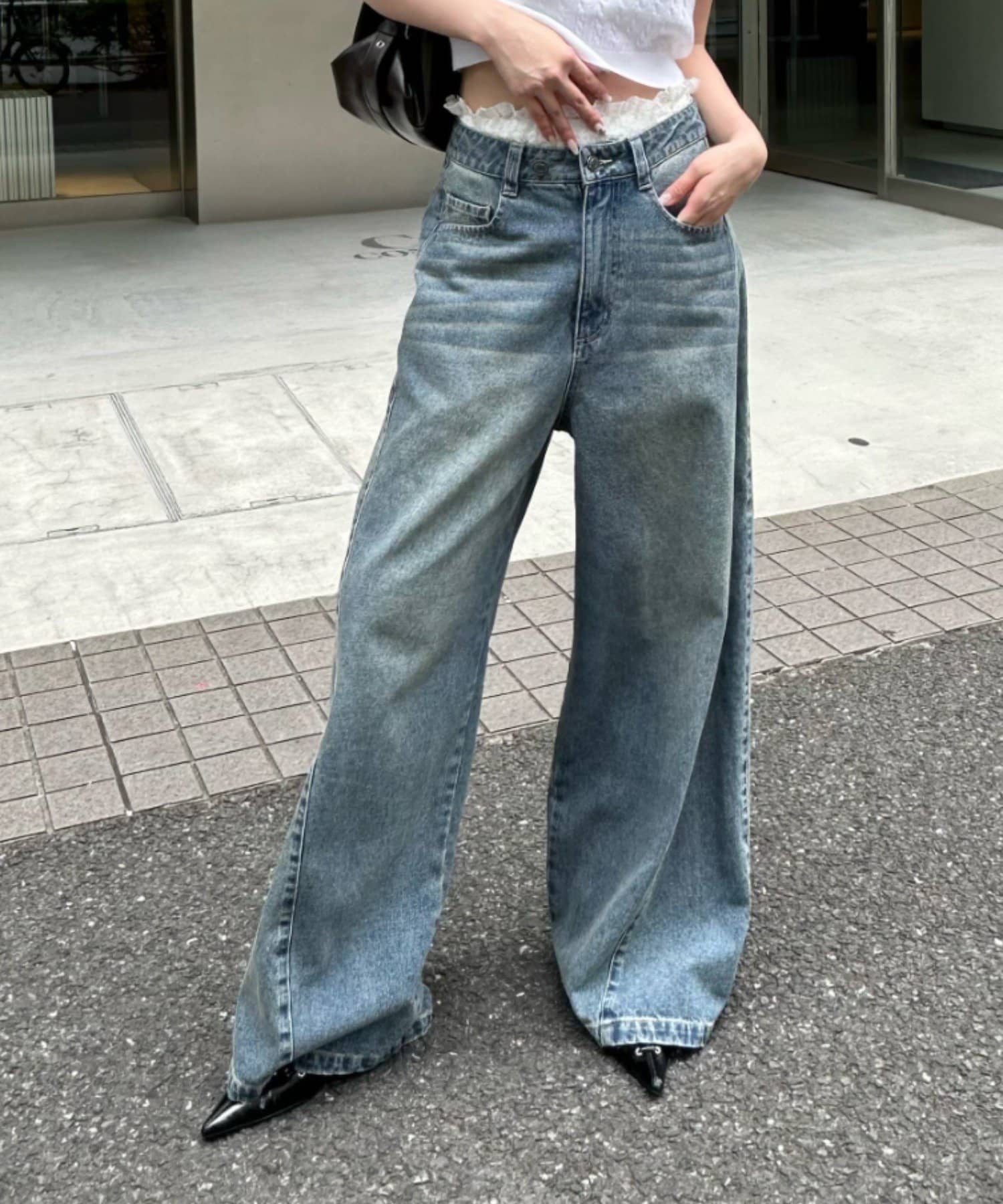 サイドの切替デザインがポイントー 商品コメント ー・ゆったりとしたシルエットのワイドデニムパンツ。・ウエストのボタンは2つ付いているので、お好みのサイズに調整可能です。・サイドの切替しデザインがシルエ