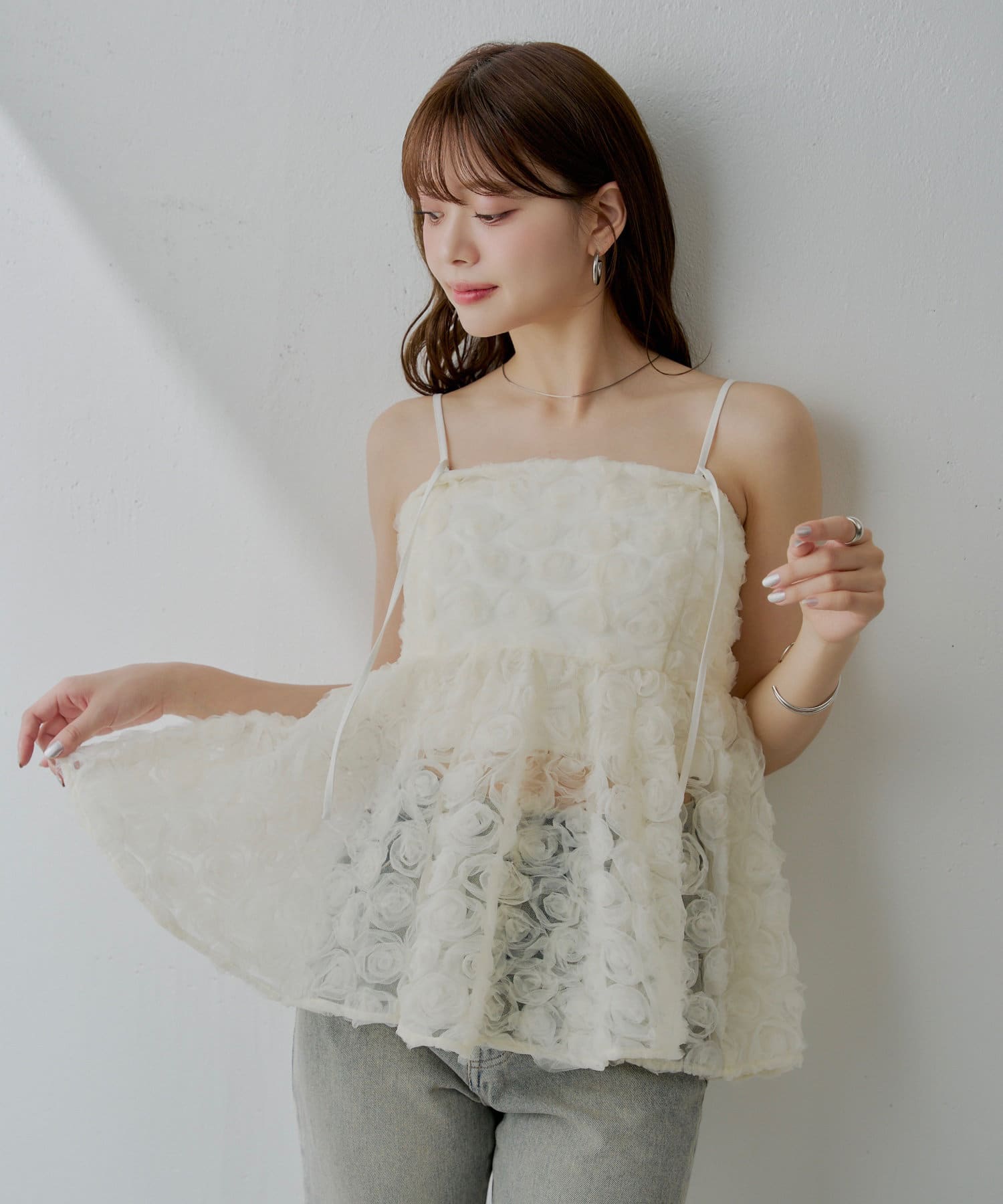 ＼ 5/28(水)18時完売カラーピンクの再販が決定！ ／♡お気に入り登録をしてお待ちください！立体感のあるローズデザインが目を惹くブラウス登場！▶商品ポイント・立体感のあるローズモチーフが、華やかさ