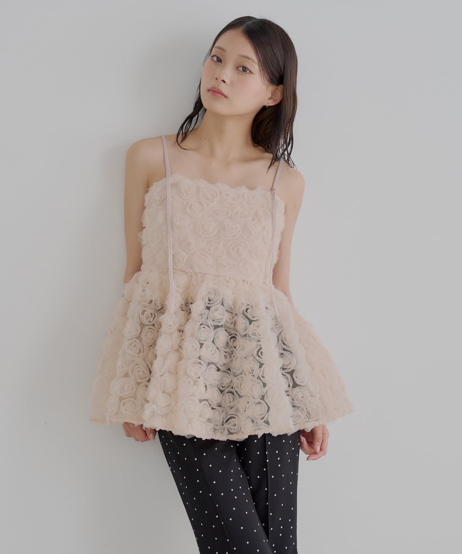 立体感のあるローズデザインが目を惹くブラウス登場！▶商品ポイント・立体感のあるローズモチーフが、華やかさと上品さを演出してくれます。・裾に向かって広がるAラインシルエットが女性らしさを引き立て、スタイ
