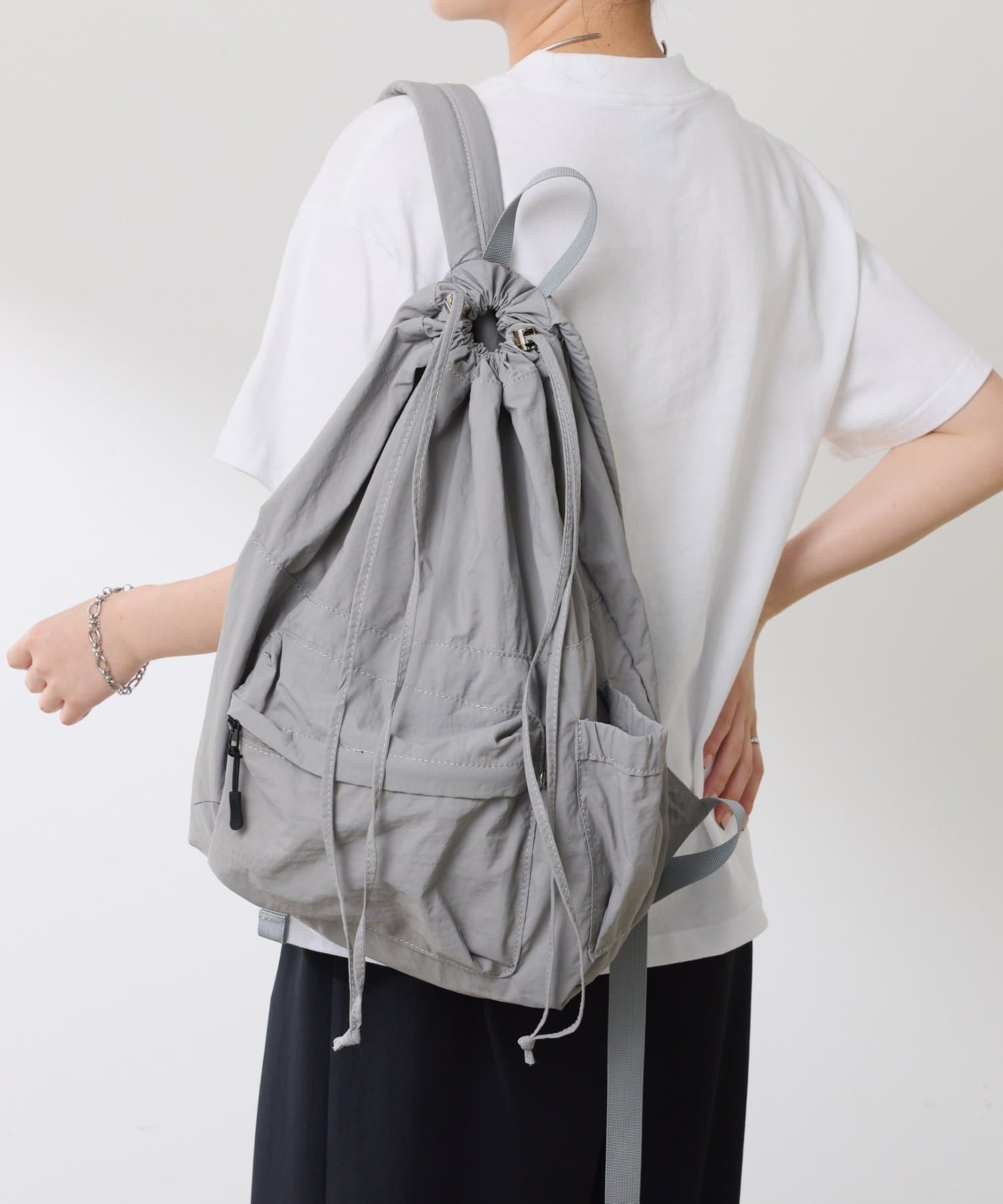 【PAPILLONNER/パピヨネ】超軽量◎デイリーに使いやすい大人のナイロンリュック【POINT】・トレンドのナップサック風の巾着型の間口で、カジュアルな雰囲気で持てるナイロンリュック。・シンプルな