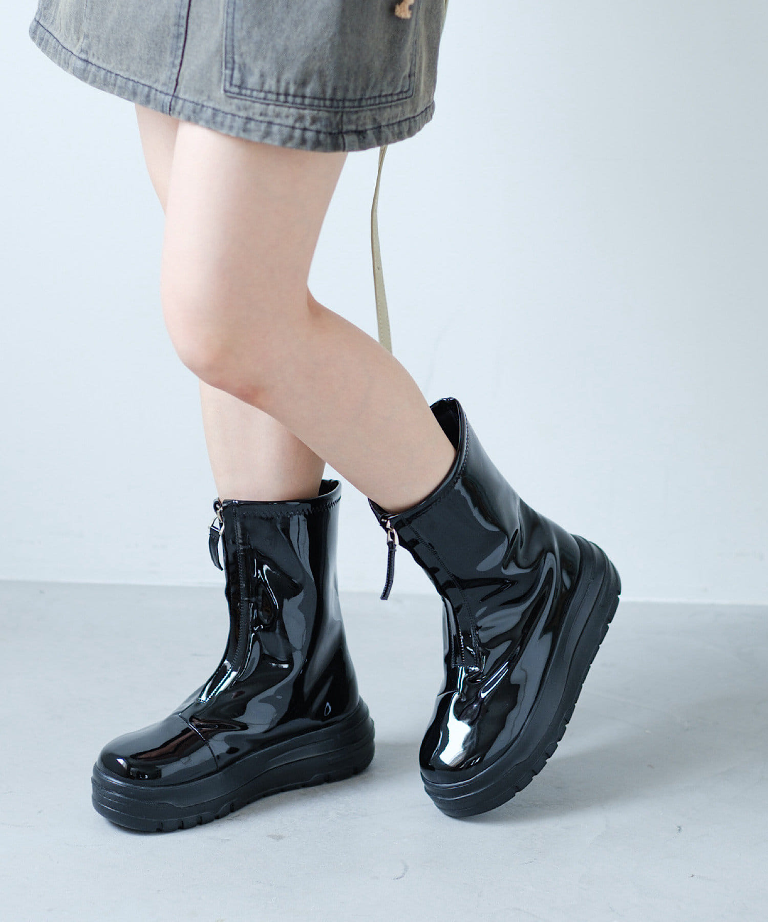 フロントZIPがアクセントの晴雨兼用ミドルブーツ※過去に販売しておりました同商品より、筒周りが若干大きくなっております。■デザイン生活防水仕様の晴雨兼用で使えるレインブーツ。とても軽く、安定した厚底な