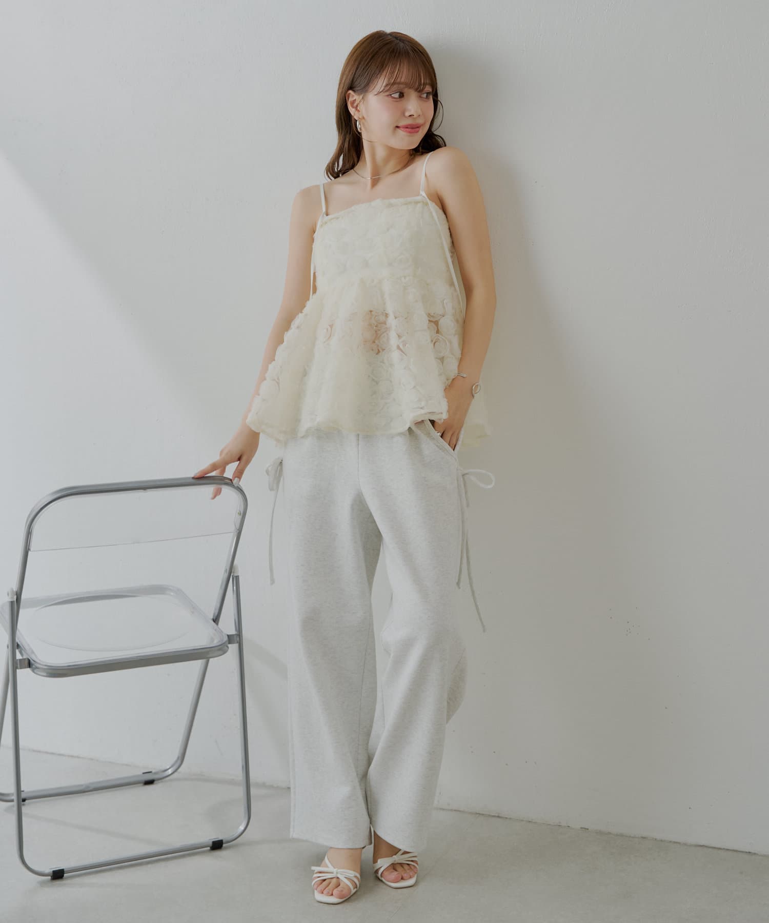 リラックス感とこなれ感を両立させたルーズスウェットパンツ▶商品ポイント・サイドのリボンがさりげないアクセントになり、抜け感を演出してくれます。・体のラインを拾わないルーズシルエットで、気になる部分をカ