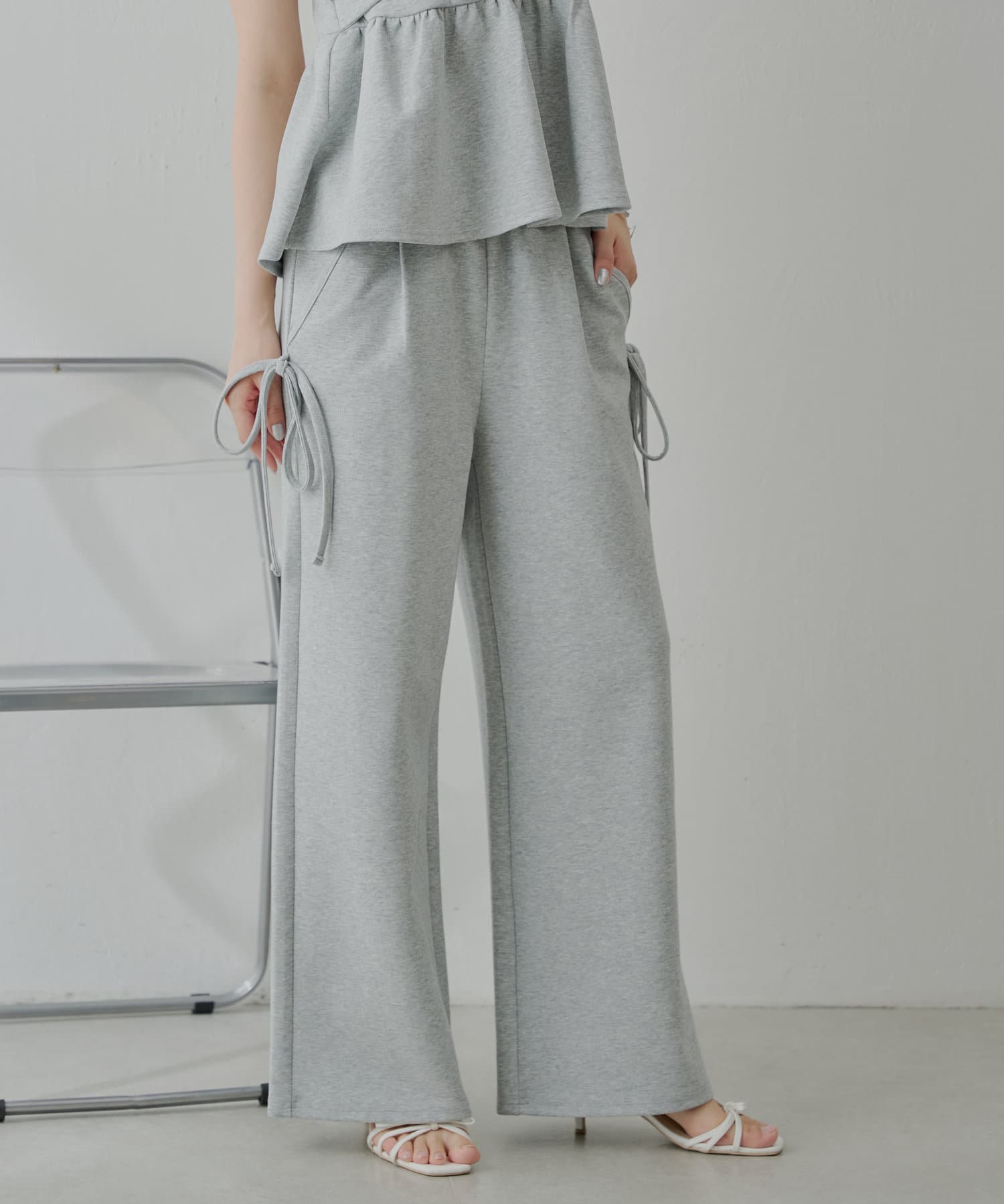 リラックス感とこなれ感を両立させたルーズスウェットパンツ▶商品ポイント・サイドのリボンがさりげないアクセントになり、抜け感を演出してくれます。・体のラインを拾わないルーズシルエットで、気になる部分をカ