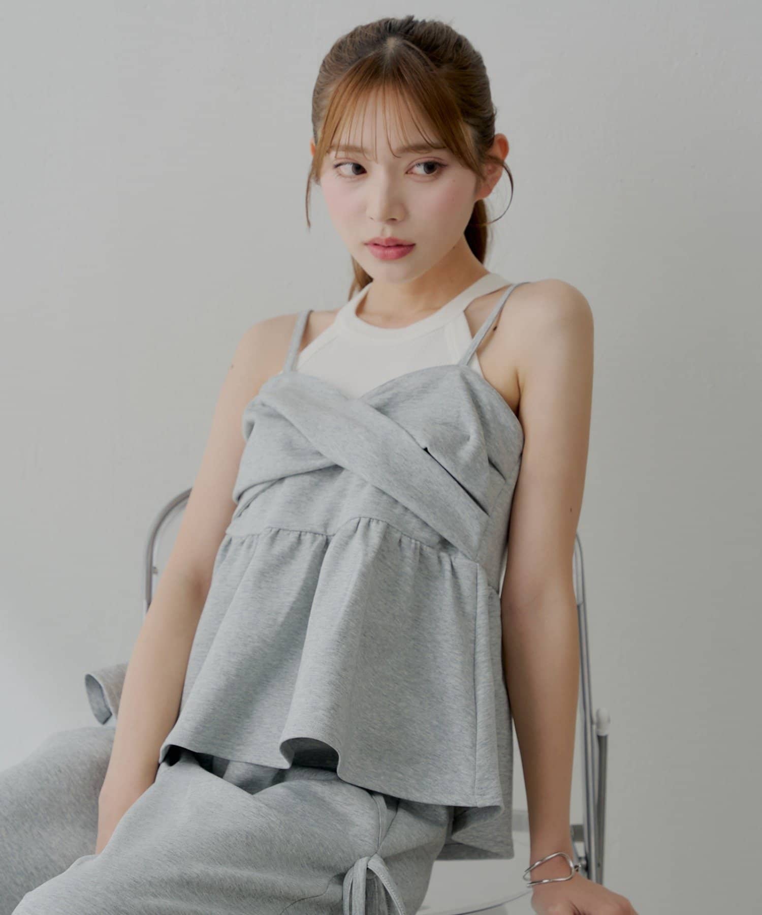 ヘルシーな肌見せと美シルエットが叶う、大人のこなれ感トップス▶商品ポイント・クロスデザインが胸元を美しく見せ、ヘルシーな肌見せで抜け感をプラスしてくれます。・裾にかけて広がるペプラムシルエットはウエス