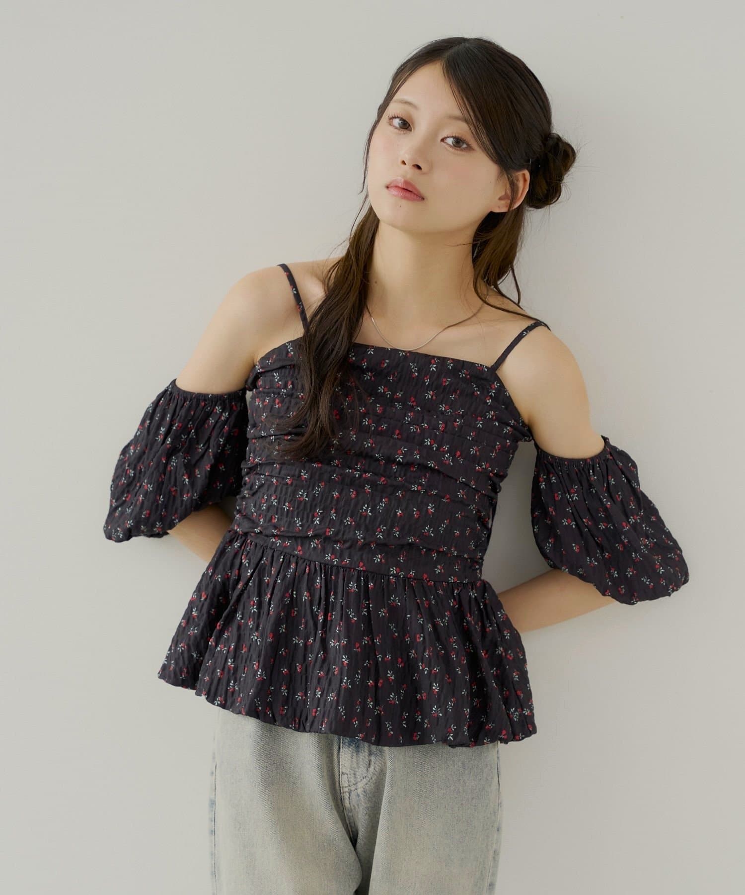 上品な小花柄が魅力の2way仕様のブラウス登場▶商品ポイント・上品な小花柄が、フェミニンな雰囲気を演出してくれます。・ ヘルシーな肌見せで、抜け感もプラス。・肩紐は調節可能なので、お好みの長さで着用い
