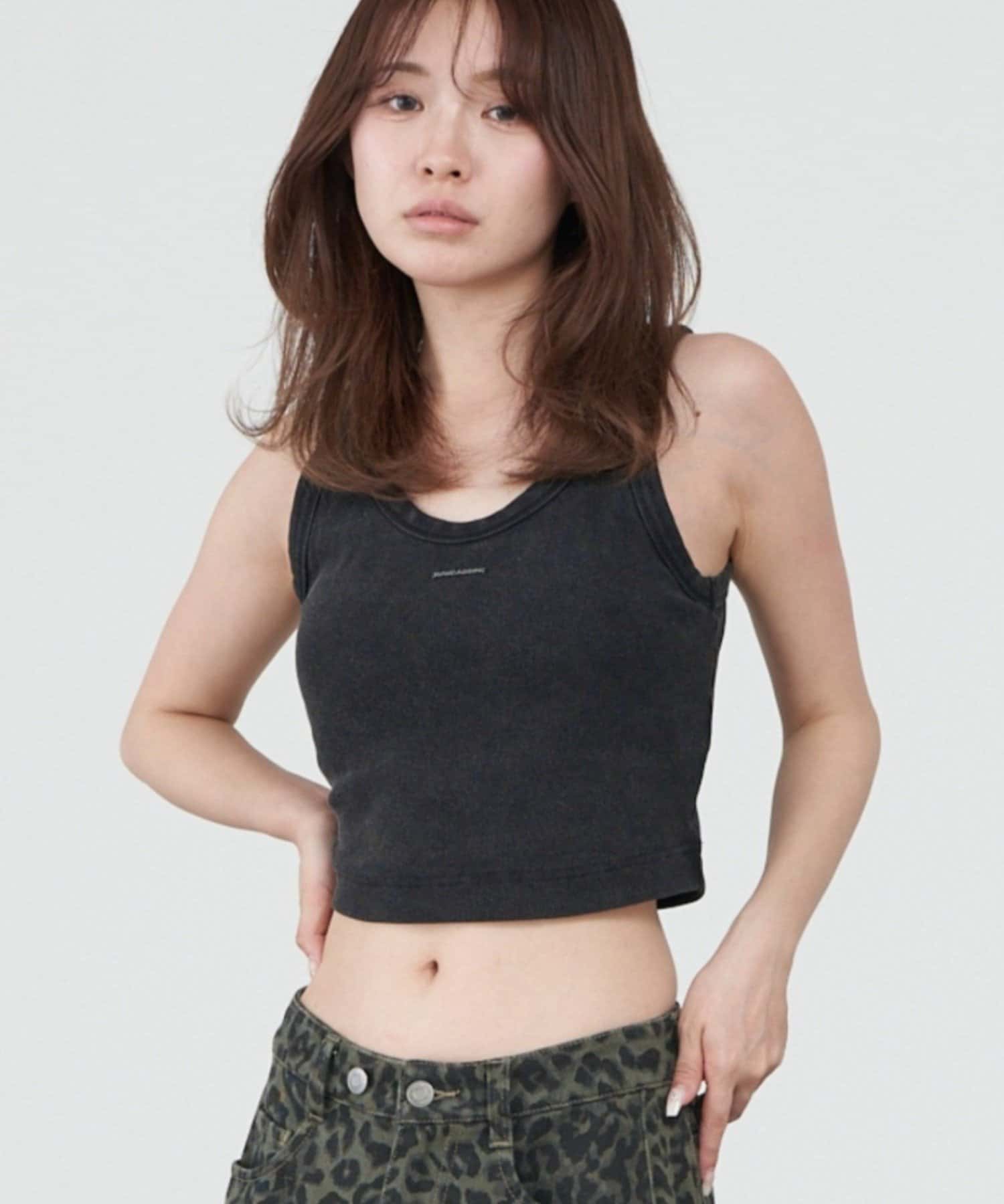 胸元のプレートがポイントのタンクトップー 商品コメント ー・取り外し可能なパット付きで1枚で着用可能。・インナーとしてもトップスとしても◎ー スタイリングポイント ー・デニムと合わせたカジュアルなスタ