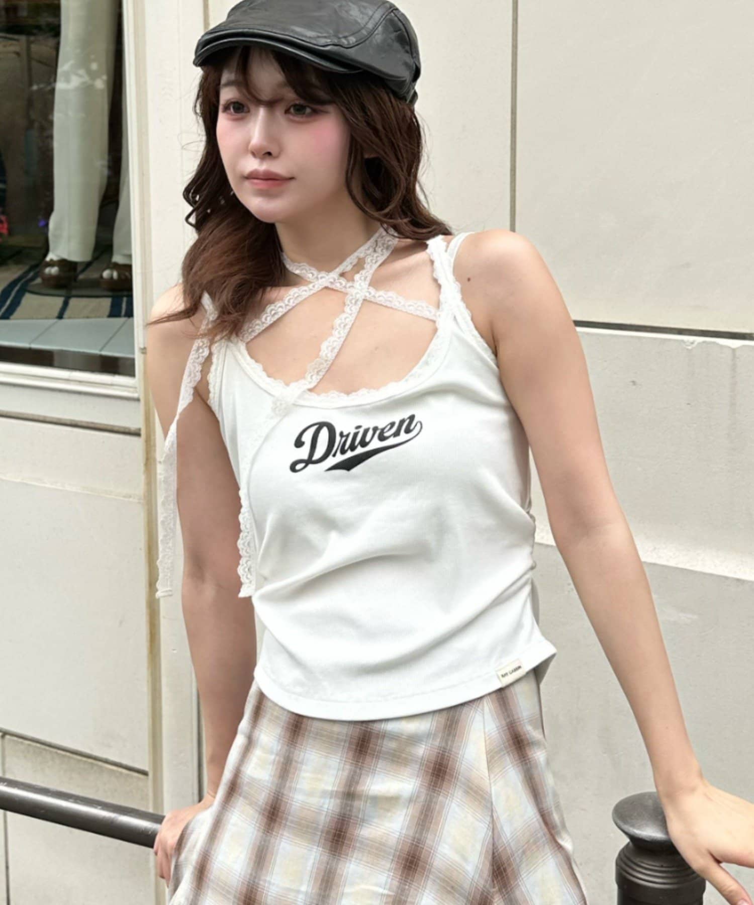 アレンジ多様 レイヤードタンクー 商品コメント ー・パット付きのインナーがセットになったタンクトップ。・サイドのギャザーがウエストを細く見せてくれます。※インナーは取り外せませんが、パットは取り外し可