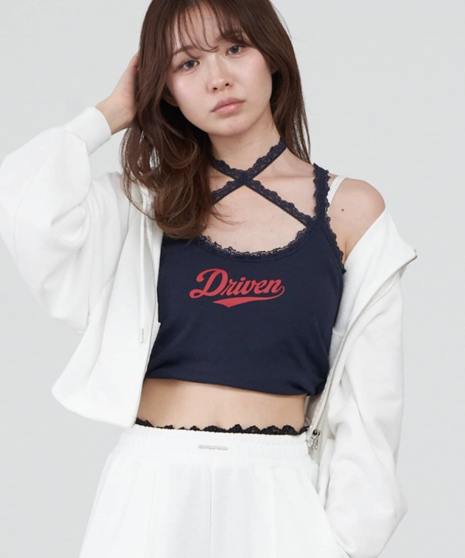 アレンジ多様 レイヤードタンクー 商品コメント ー・パット付きのインナーがセットになったタンクトップ。・サイドのギャザーがウエストを細く見せてくれます。※インナーは取り外せませんが、パットは取り外し可