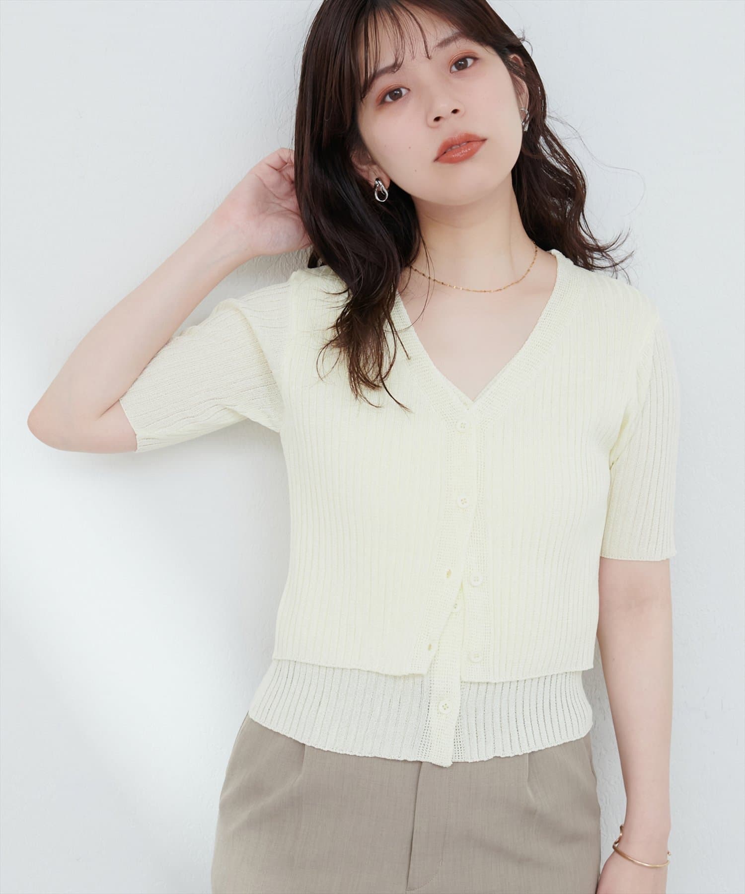 【2025SS natural couture】フェイクレイヤードカーデ■Designトレンドのレイヤードスタイルが、簡単に楽しめる欲張りアイテム。さりげない甘さとこなれ感をプラス。繊細なリブ編みが、