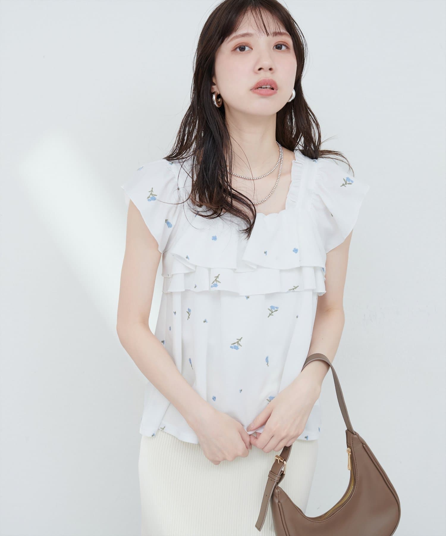 natural couture(ナチュラルクチュール) フラワー刺繍フリルショルダーキャミ