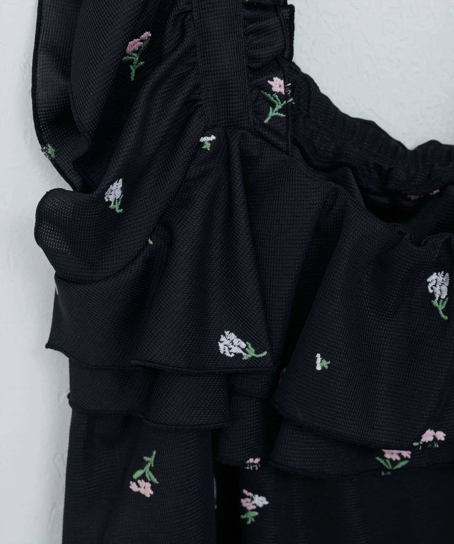 natural couture(ナチュラルクチュール) フラワー刺繍フリルショルダーキャミ