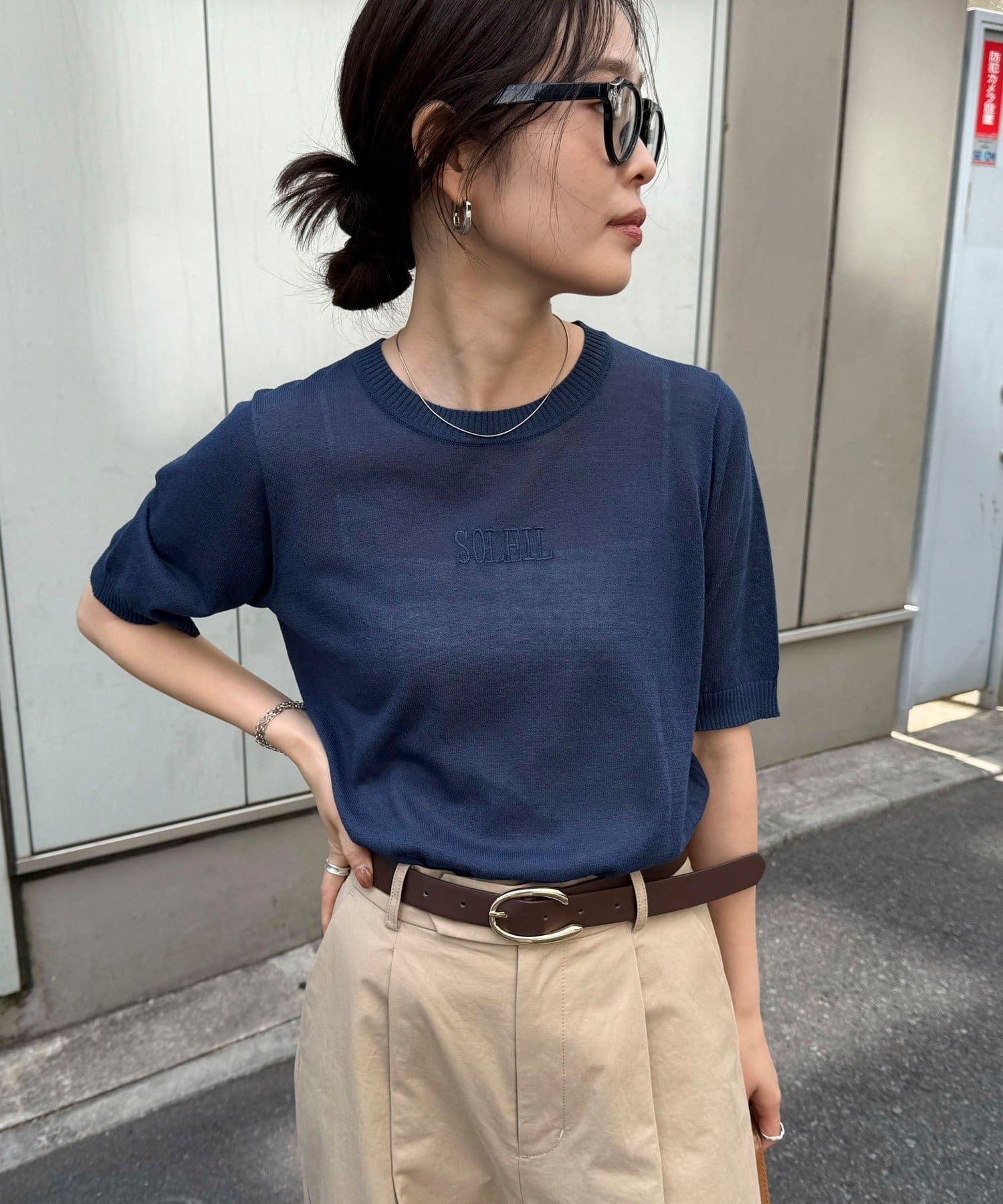 ◇fredy emue◇【2025 SS】オンオフ使える大人のシアーニット●point・同色の刺繍がワンポイントのニットプルオーバーです・夏でも着用できるサラッと軽いニット素材にワンポイントの刺繍が映