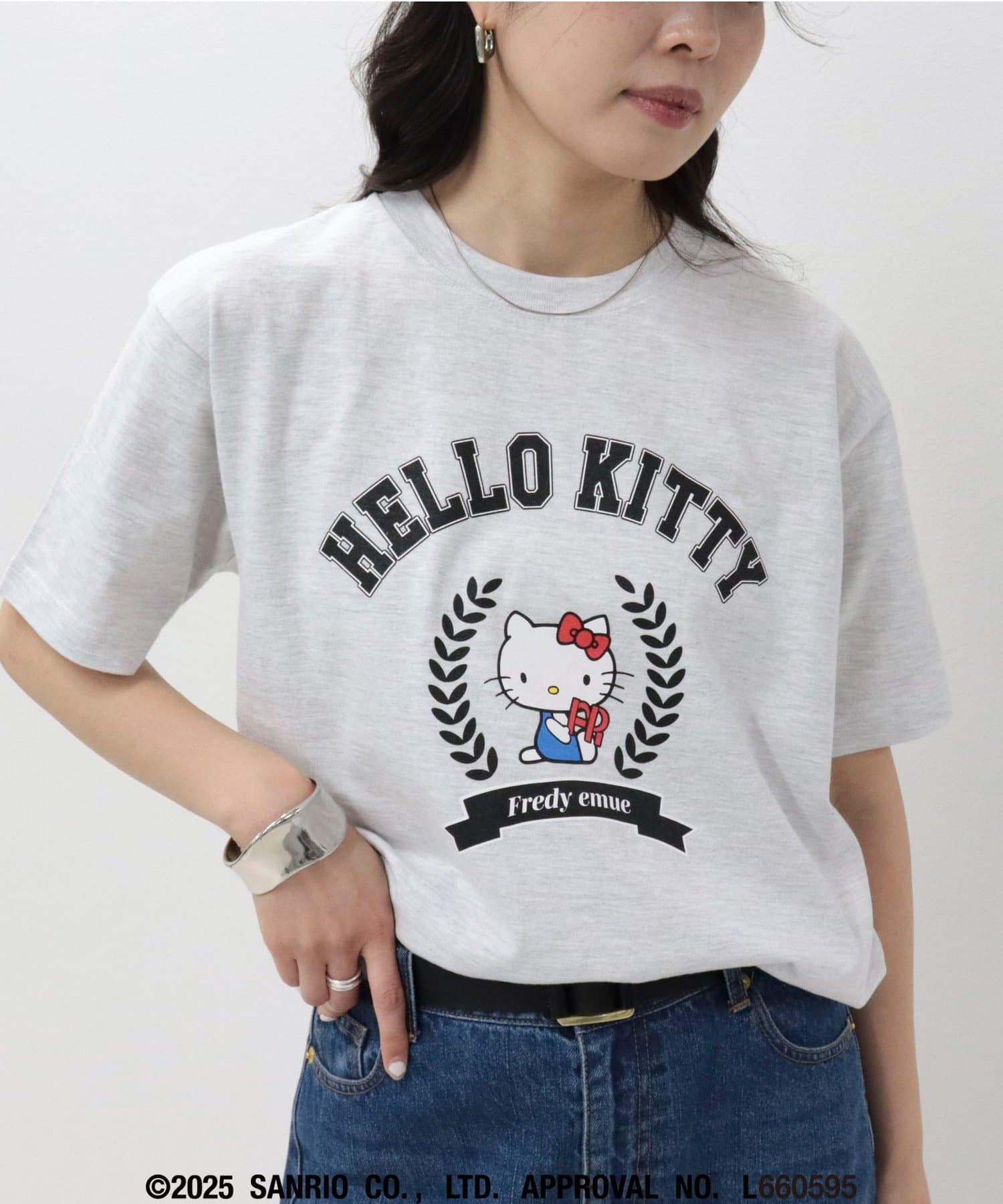 ◇HELLO KITTY◇【2025 SS】HELLO KITTY×fredyemueのスペシャルコラボレーションアイテムが実現！大き目ロゴが映えるカレッジプリントTシャツ●point・FRロゴを持っ