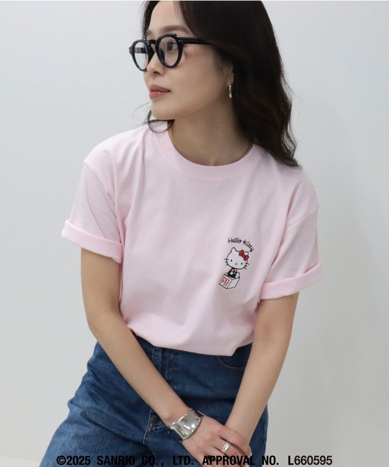 ◇HELLO KITTY◇【2025 SS】HELLO KITTY×fredyemueのスペシャルコラボレーションアイテムが実現！小さめロゴがキュートなボックスプリントTシャツ●point・さりげなく