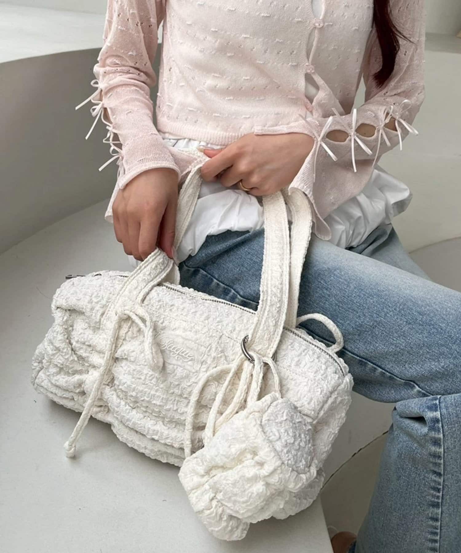 ~NICECLAUP 2025 Summer Collection~チャームが付いたボストンバッグコンパクトなサイズ感で、コーデに合わせやすいデザイン。シンプルなデザインながら、程よいカジュアル感とト
