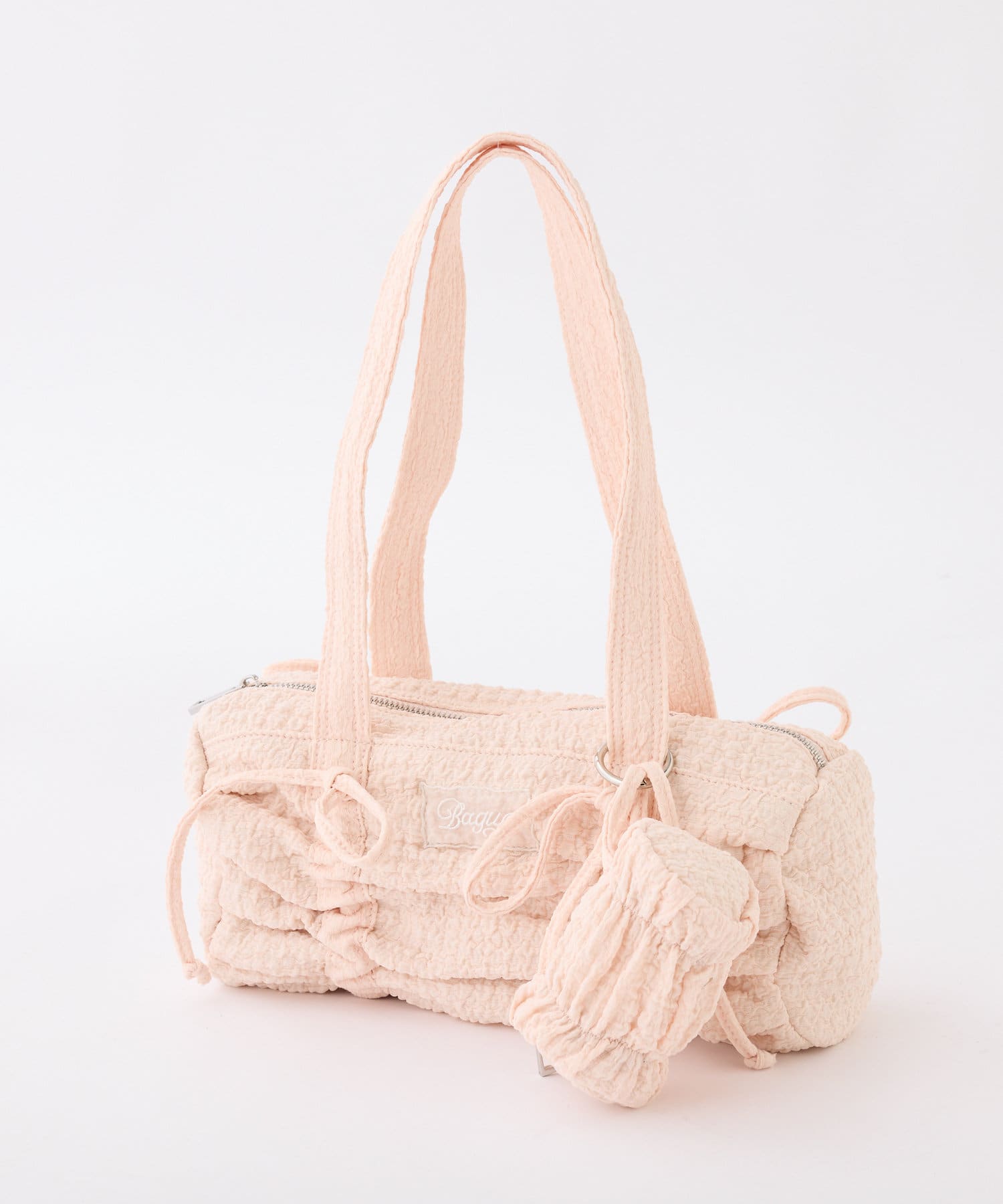 ~NICECLAUP 2025 Summer Collection~チャームが付いたボストンバッグコンパクトなサイズ感で、コーデに合わせやすいデザイン。シンプルなデザインながら、程よいカジュアル感とト