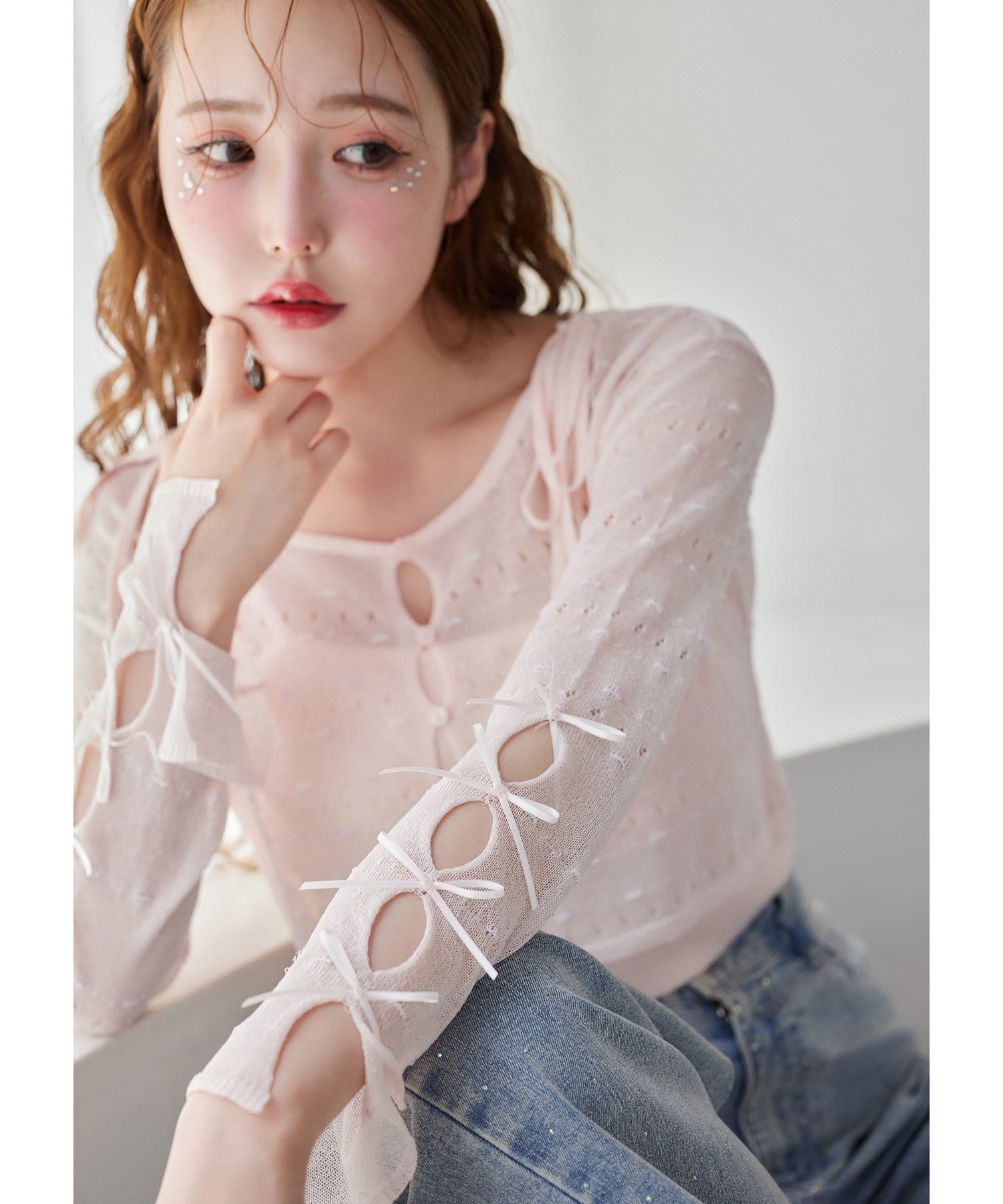 ~NICECLAUP 2025 Summer Collection~シアーニットと、同素材のニットキャミがセットになったアンサンブルアイテム袖口にはさりげなくリボンデザインを施し、フェミニンなアクセン