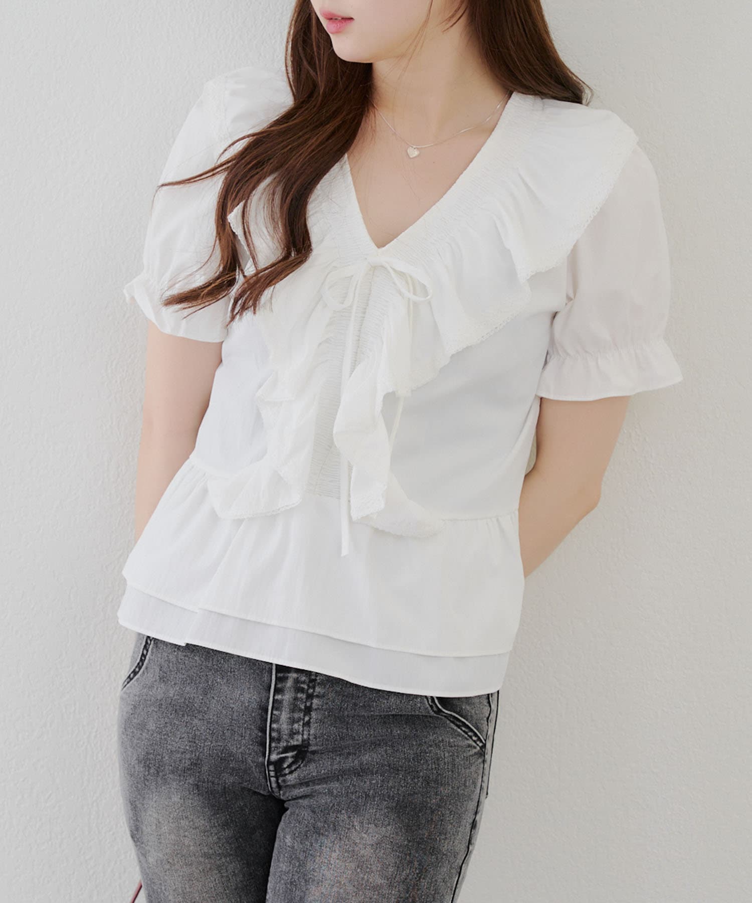 2025SS　【continuer de NICE CLAUP】■Point・ふんわりとしたフリルデザインが印象的な、女性らしさを演出するブラウス♪・デコルテが見えるVネックデザインで抜け感も演出。■