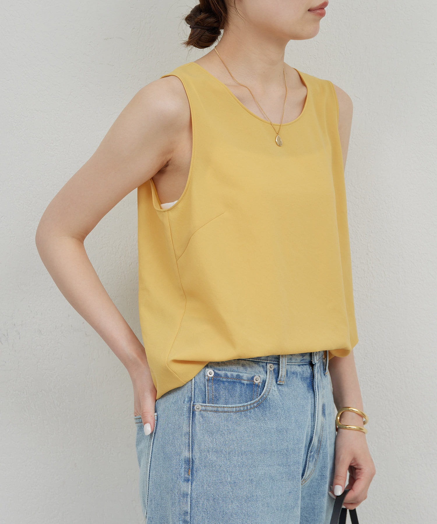 ＼「まるで着ていないみたい！」楽ちん感覚のジャージーシリーズにトップスが登場／夏にこそ着てほしい！清涼感際立つきれいめタンクトップ●肌離れが良くさらりと涼しい質感。●抜け感ある襟元で顔回りがスッキリ見