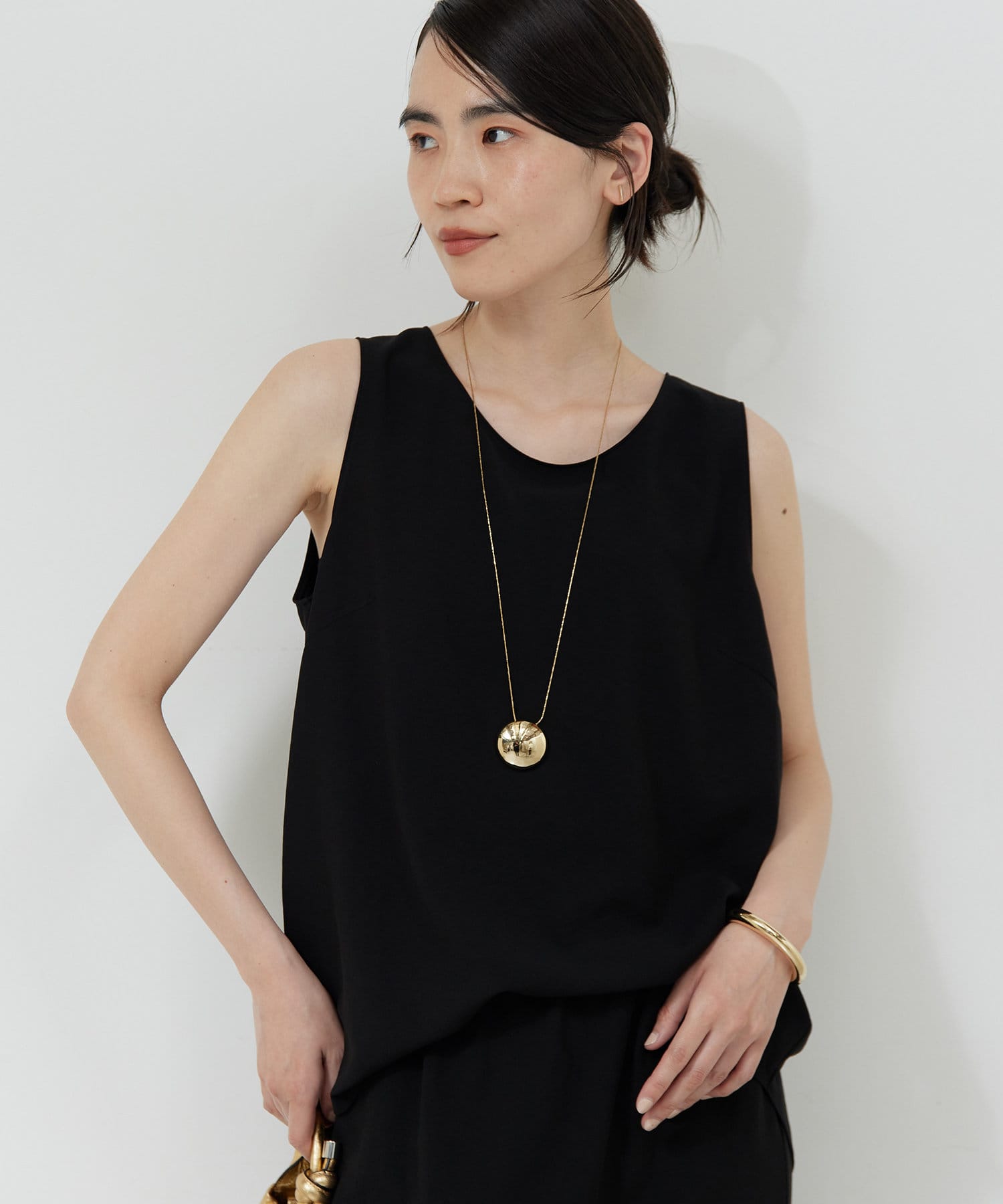 ＼「まるで着ていないみたい！」楽ちん感覚のジャージーシリーズにトップスが登場／夏にこそ着てほしい！清涼感際立つきれいめタンクトップ●肌離れが良くさらりと涼しい質感。●抜け感ある襟元で顔回りがスッキリ見